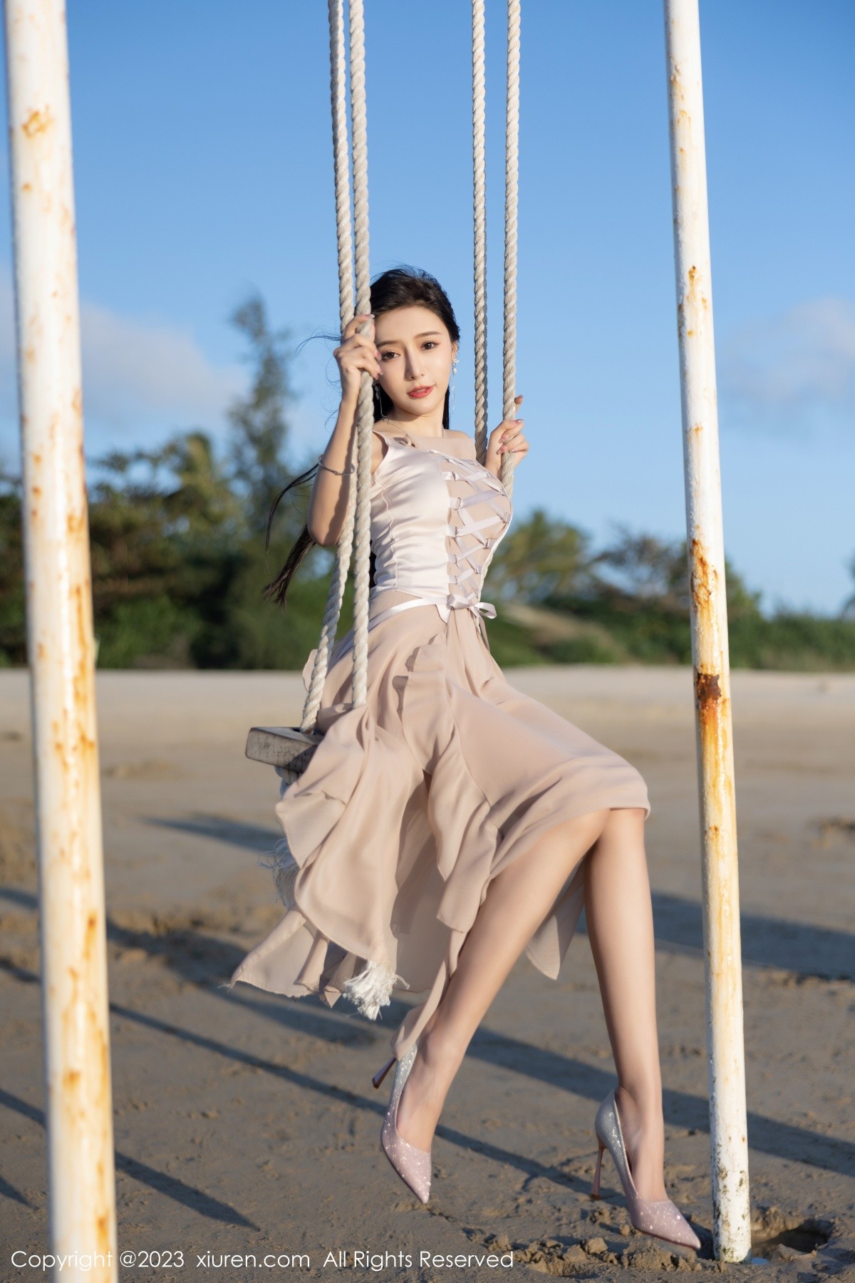 XiuRen第6581期_女神王馨瑶yanni浅暖吊带长裙配肉色蕾丝袜秀完美身材诱惑写真82PXiuren秀人写真高清美女套图写真下载-看套图看套图