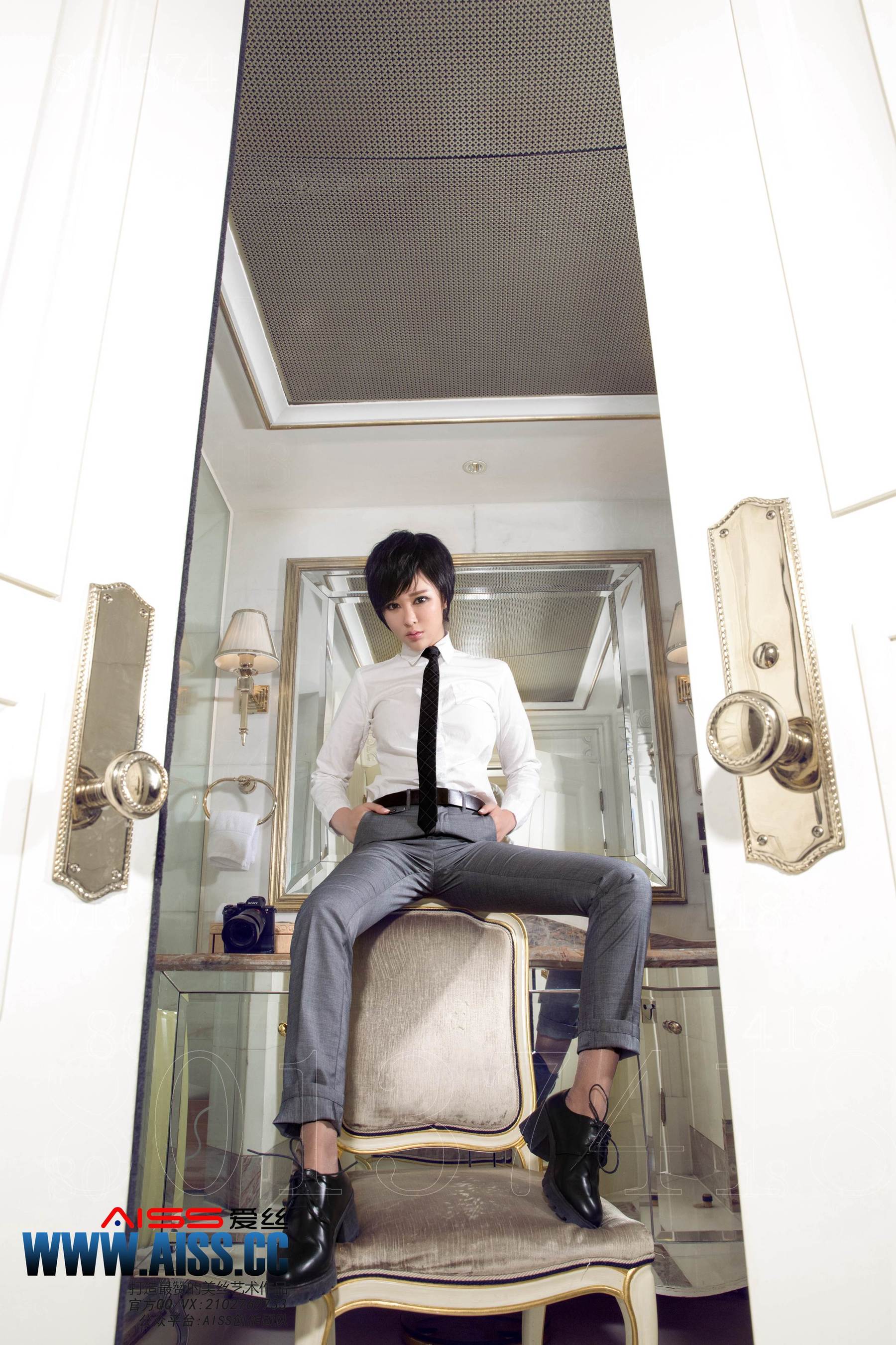 索菲《裤袜先生》 [AISS爱丝]Xiuren秀人写真高清美女套图写真下载-看套图看套图