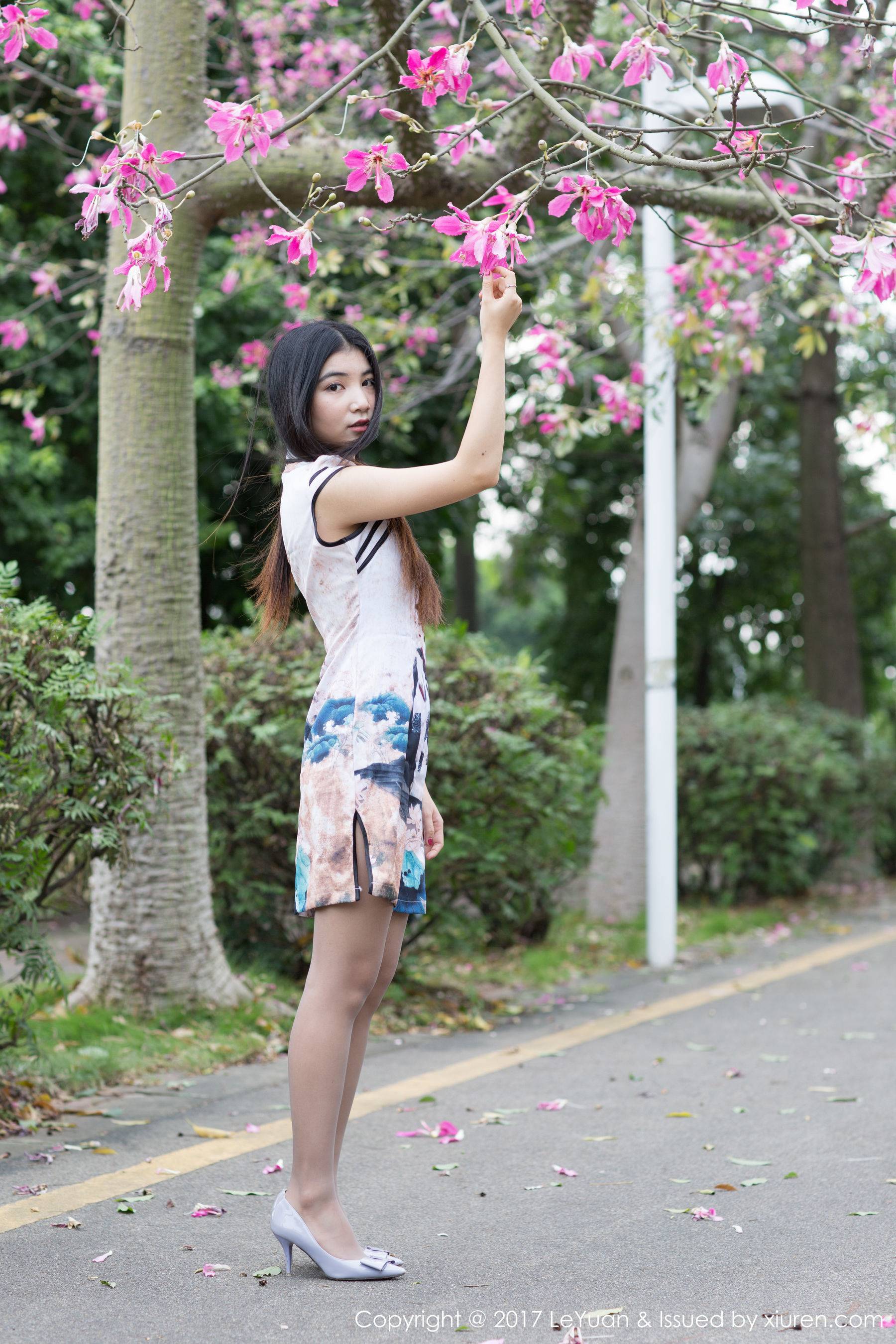 Winki絲女郎《外景和车拍美腿系列》 [星乐园LeYuan] VOL.039Xiuren秀人写真高清美女套图写真下载-看套图看套图