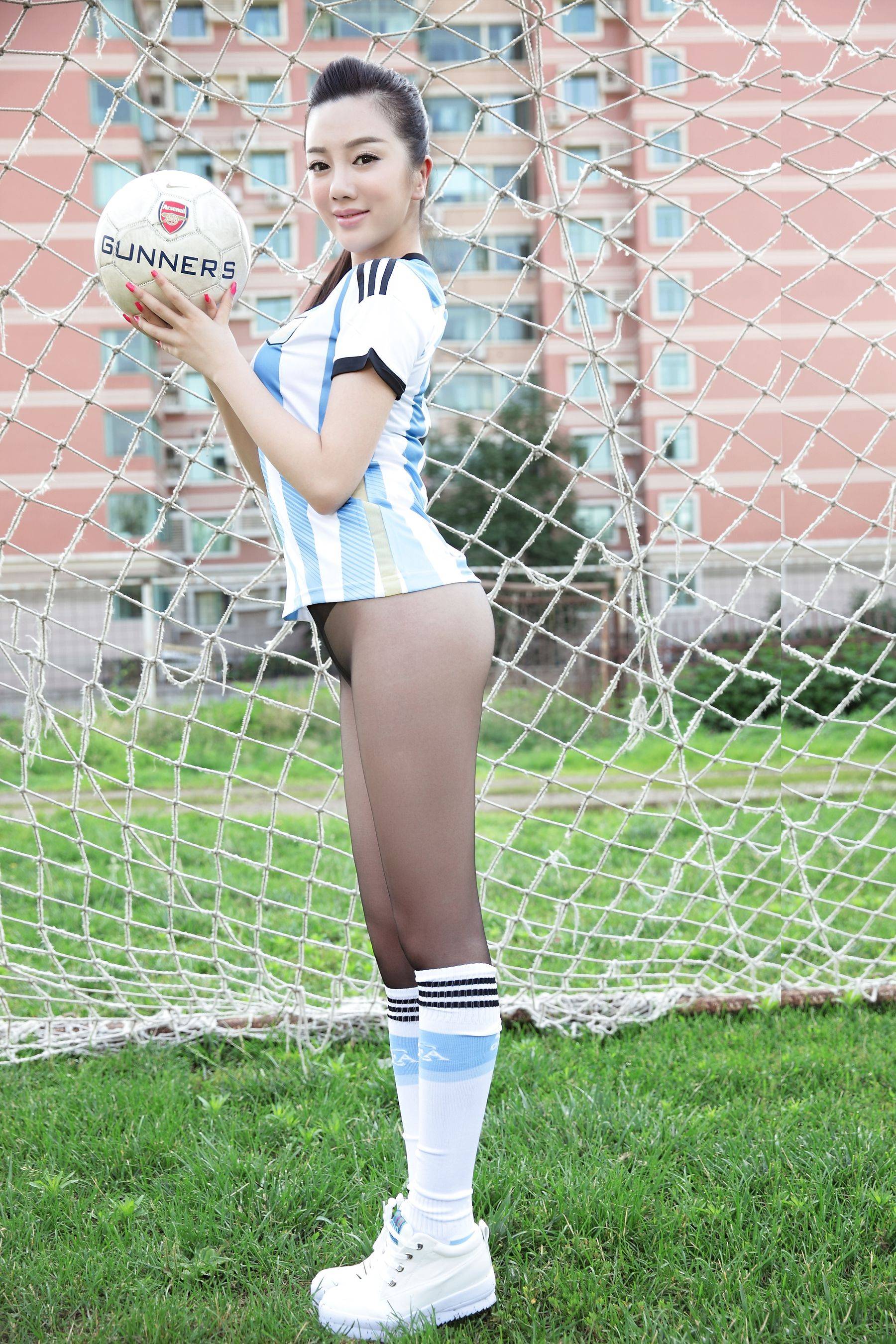 模特佳慧《绿茵场上我只穿了黑丝》 [AISS爱丝]Xiuren秀人写真高清美女套图写真下载-看套图看套图