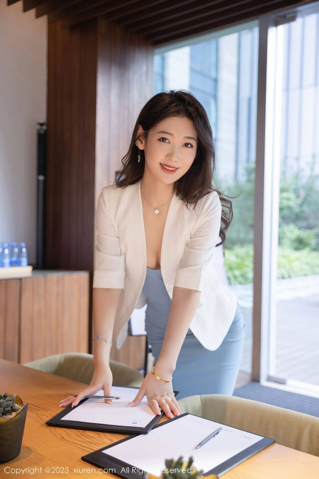 [XiuRen秀人网] No.6368 唐安琪 短裙美腿Xiuren秀人写真高清美女套图写真下载-看套图看套图