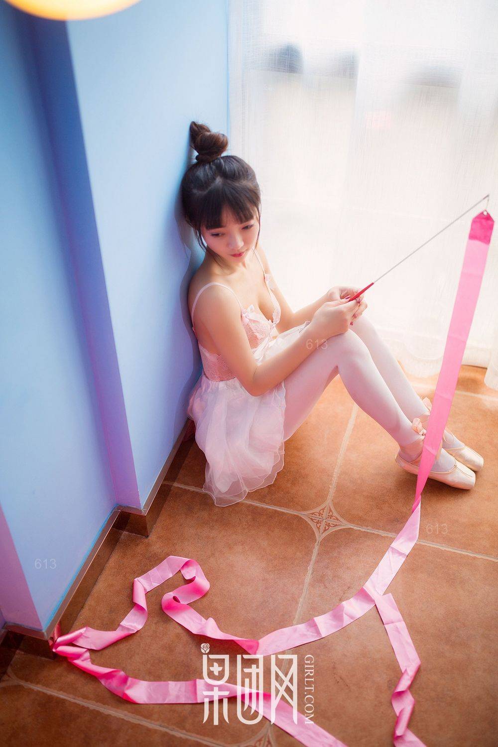 萌萌女《掌上芭蕾粉色糖果》 [果团网Girlt] No.044Xiuren秀人写真高清美女套图写真下载-看套图看套图