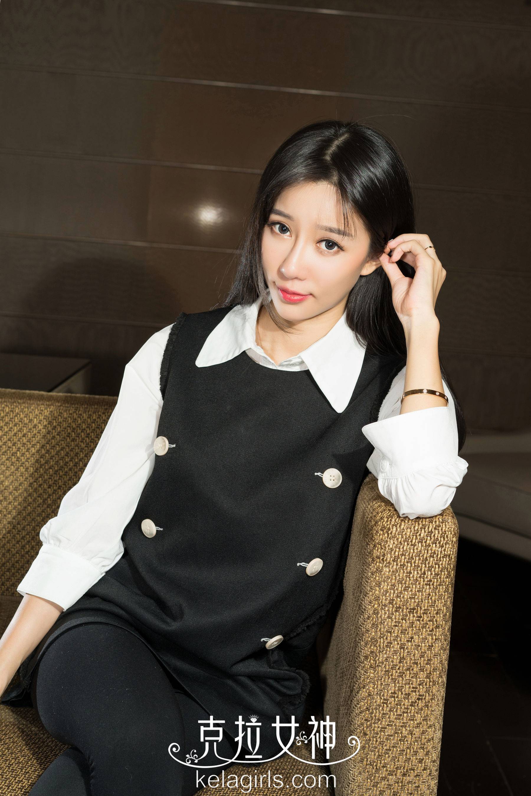 吴倩倩《围裙?春光》 [克拉女神]Xiuren秀人写真高清美女套图写真下载-看套图看套图