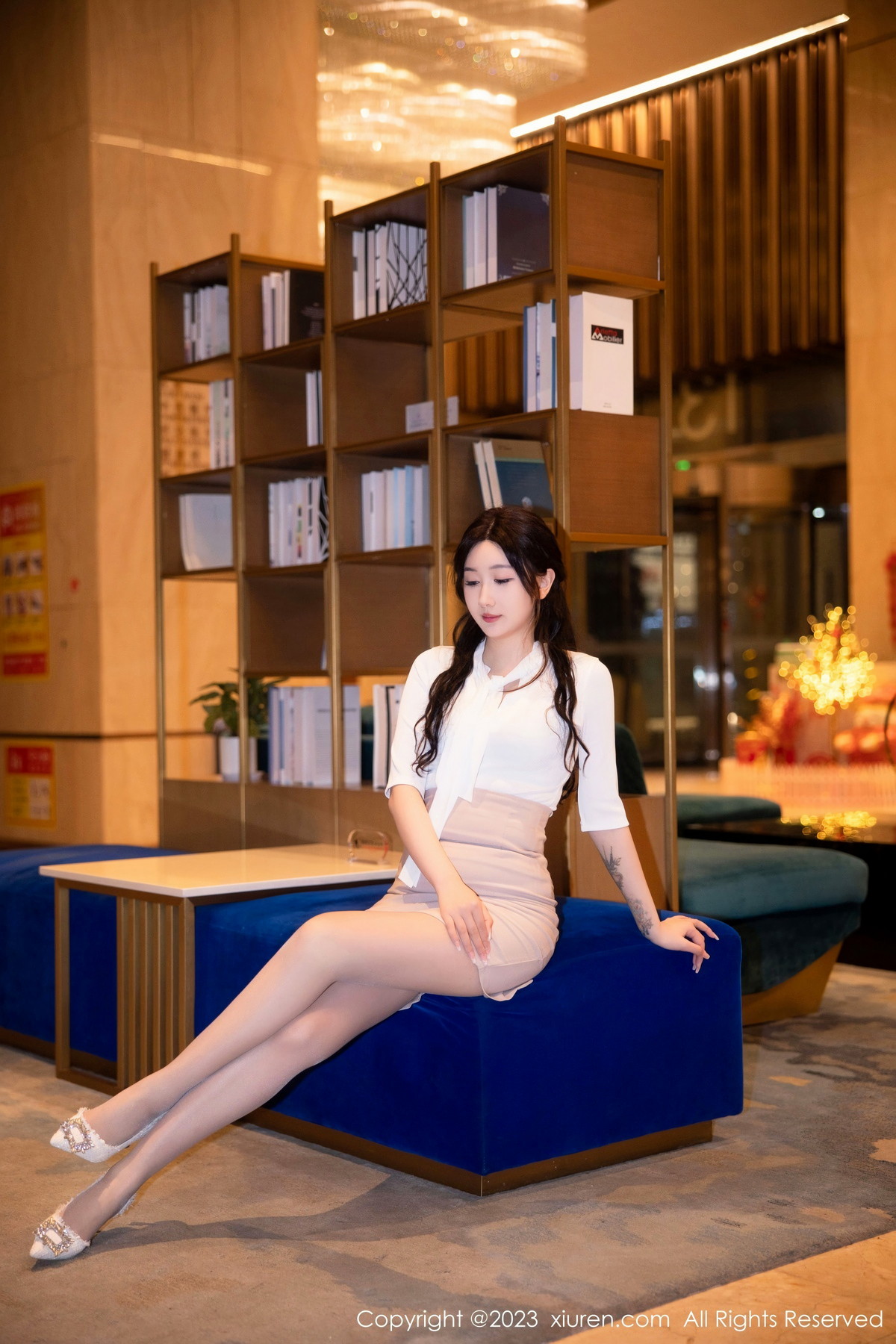 XiuRen第6207期_模特江真真白色Ol职业装露淡蓝色蕾丝内衣秀丰腴身姿迷人写真110PXiuren秀人写真高清美女套图写真下载-看套图看套图