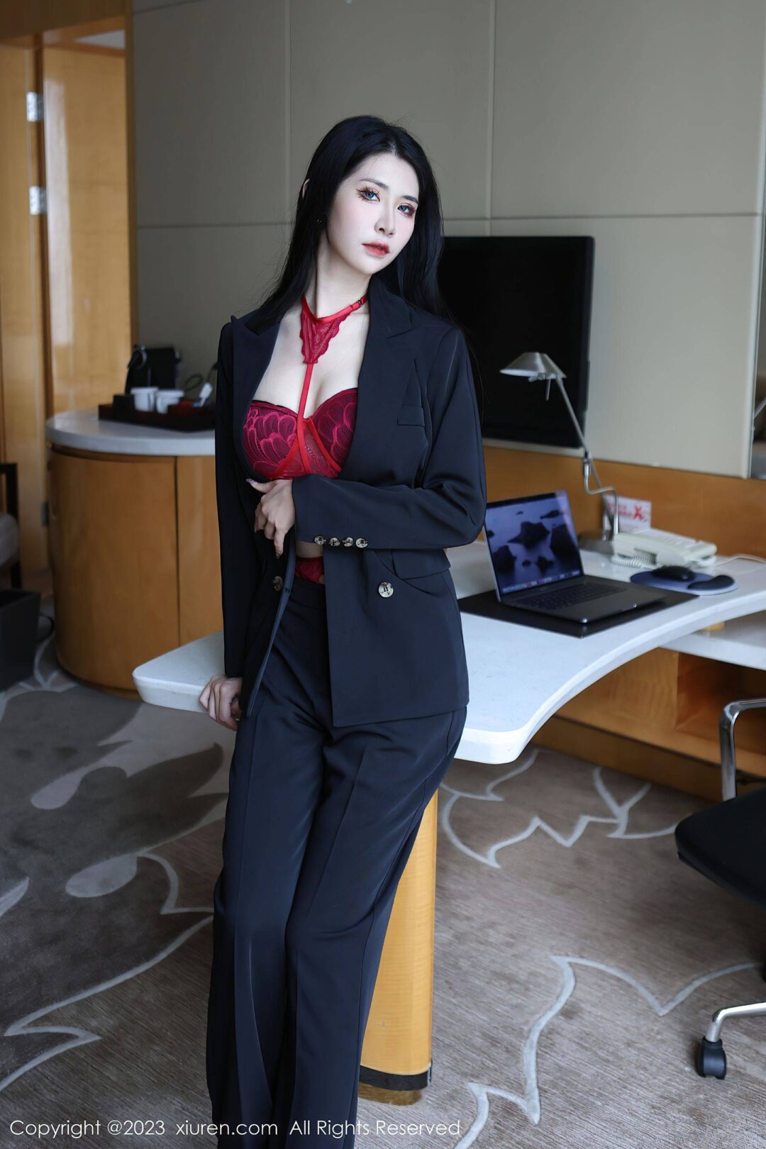 [XiuRen秀人网] No.6402 依娜Yina 美腿新人Xiuren秀人写真高清美女套图写真下载-看套图看套图