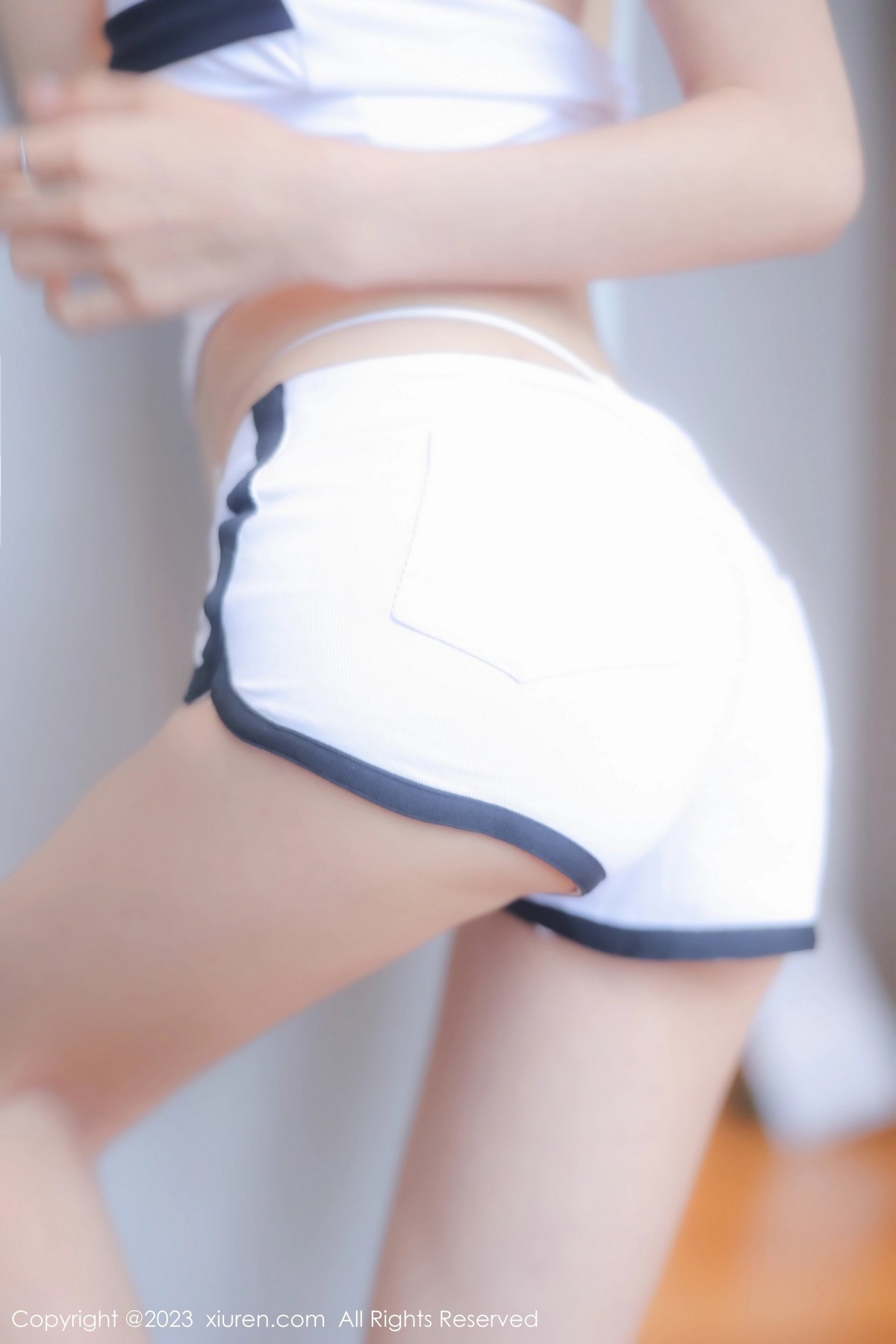 XiuRen第6588期_模特Lingyu69私房半脱性感白色运动装秀惹火身材撩人诱惑写真91PXiuren秀人写真高清美女套图写真下载-看套图看套图