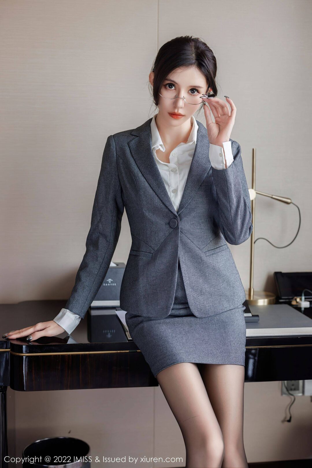 [IMISS爱蜜社] VOL.708 泥鳅鳅 制服黑丝Xiuren秀人写真高清美女套图写真下载-看套图看套图