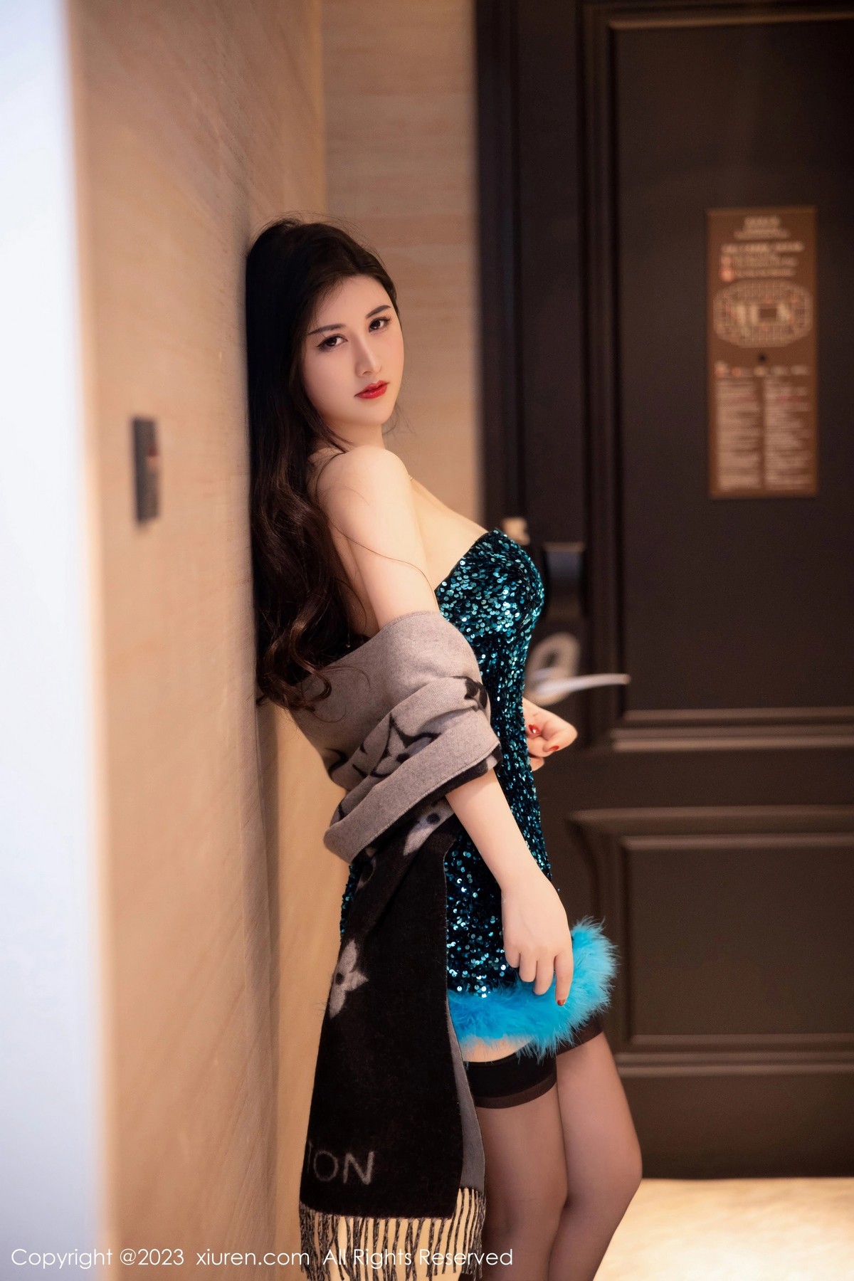 XiuRen第6384期_模特诗诗kiki性感蓝黑露肩连衣短裙露黑色蕾丝内衣惹火诱惑写真86PXiuren秀人写真高清美女套图写真下载-看套图看套图