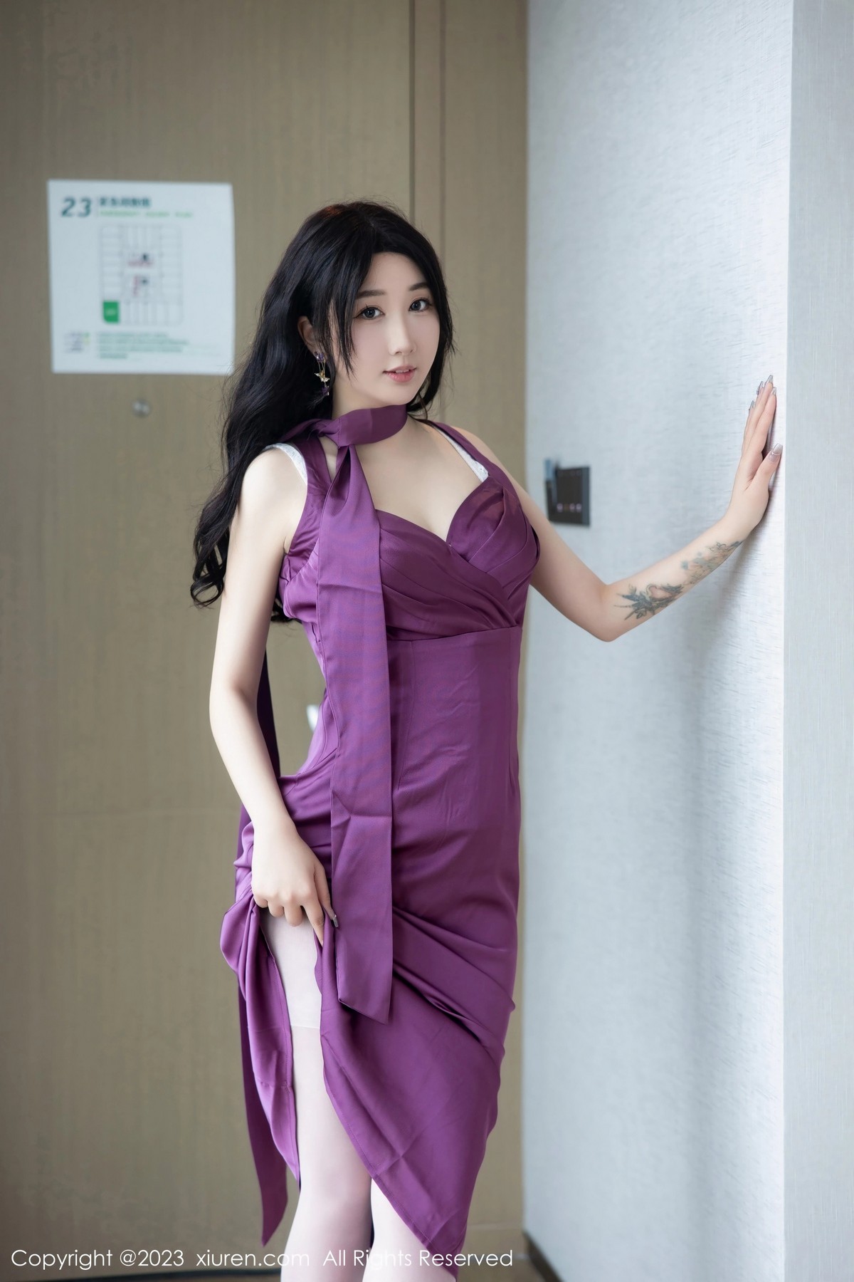 XiuRen第6462期_模特江真真半脱紫色连衣长裙露性感白色蕾丝内衣迷人诱惑写真100PXiuren秀人写真高清美女套图写真下载-看套图看套图