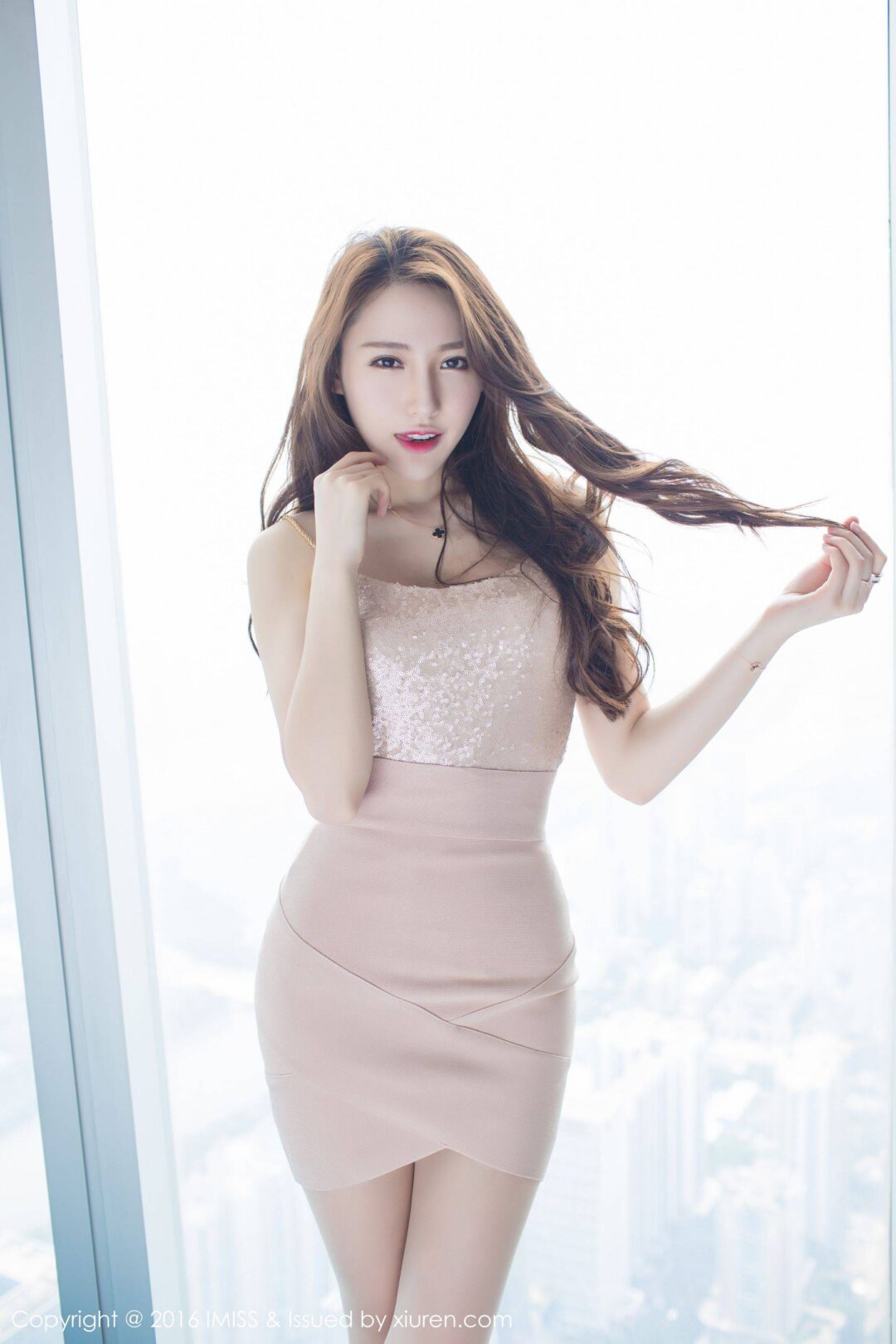 刘奕宁Lynn《美腿短裙+性感内衣》 [爱蜜社IMiss] Vol.088Xiuren秀人写真高清美女套图写真下载-看套图看套图