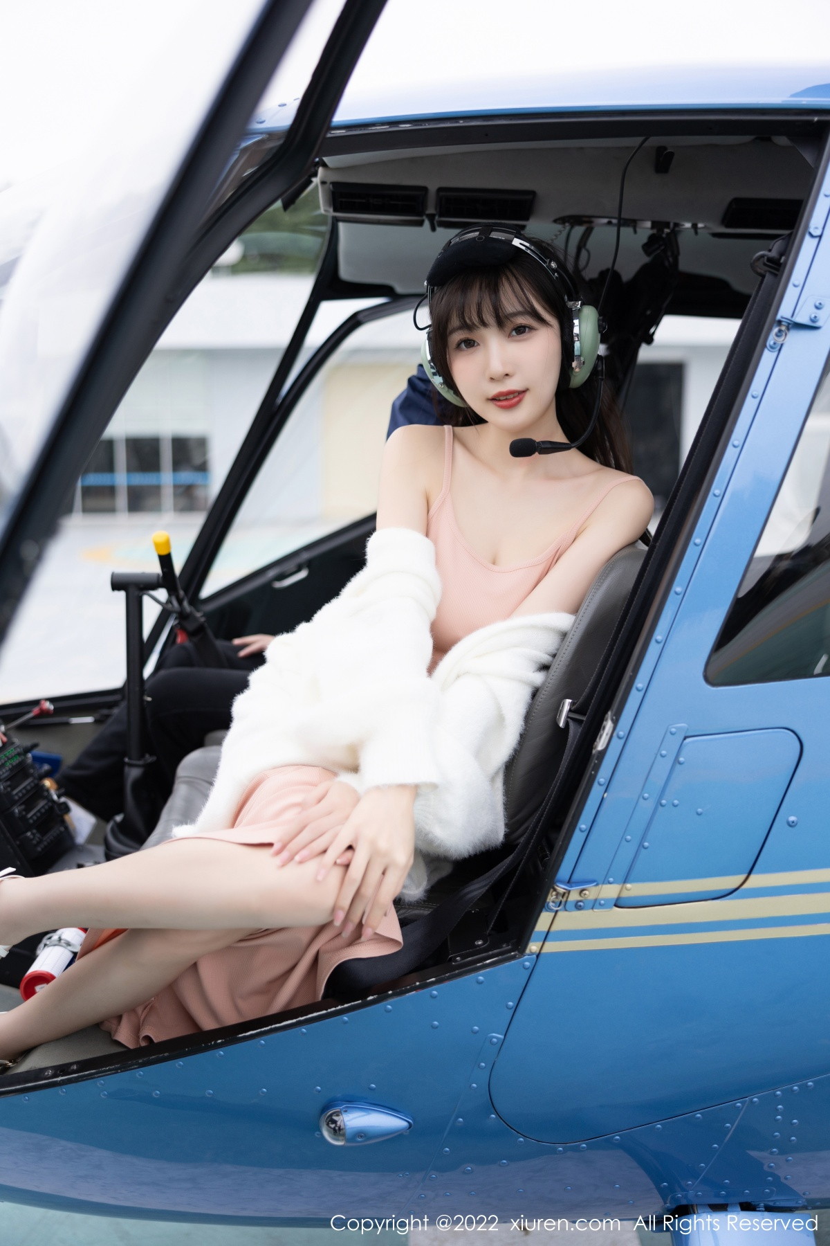 XiuRen第6052期_模特林星阑脱白色长外套露淡红色吊带长裙配原色丝袜迷人写真82PXiuren秀人写真高清美女套图写真下载-看套图看套图