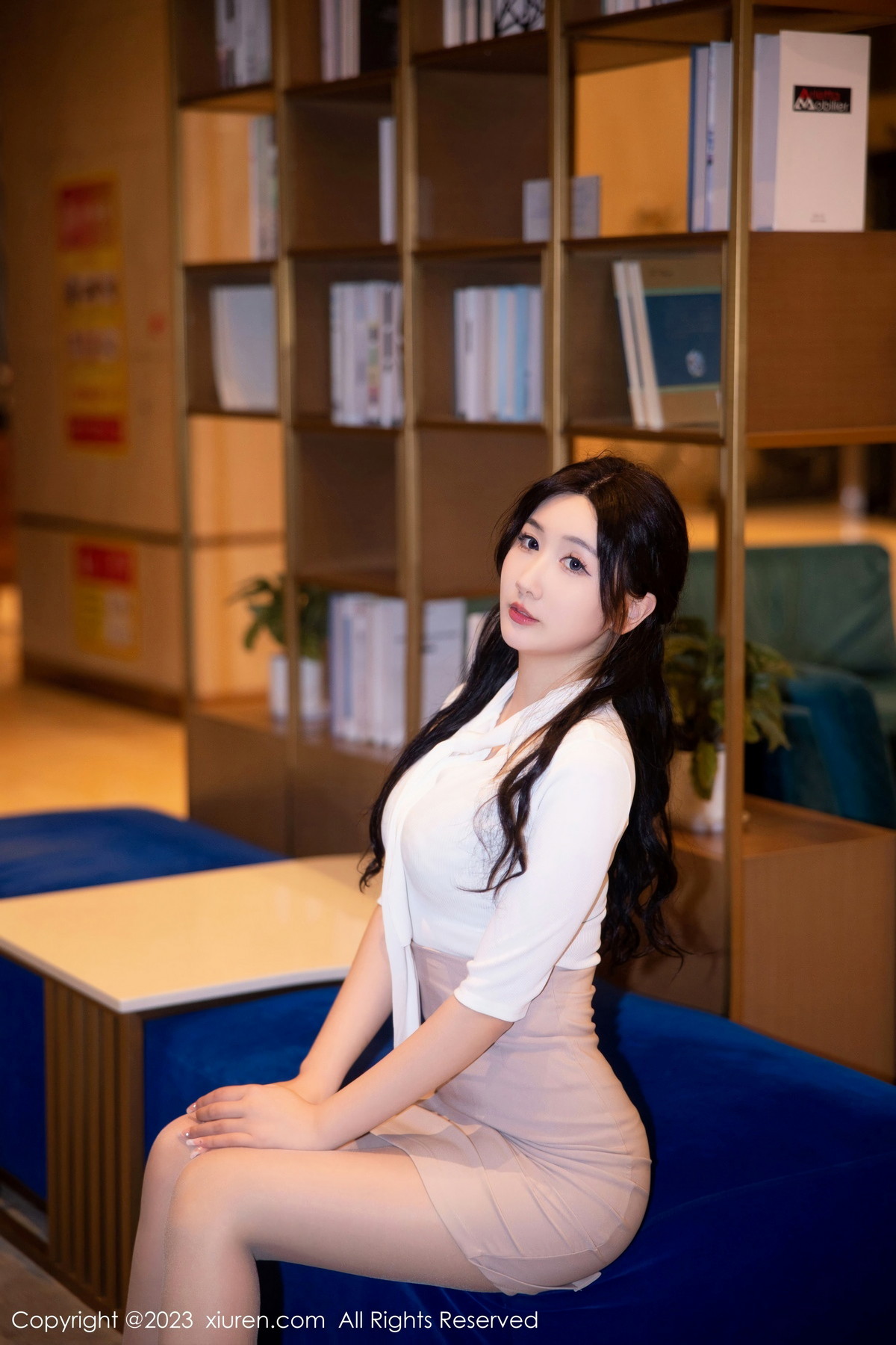 XiuRen第6207期_模特江真真白色Ol职业装露淡蓝色蕾丝内衣秀丰腴身姿迷人写真110PXiuren秀人写真高清美女套图写真下载-看套图看套图