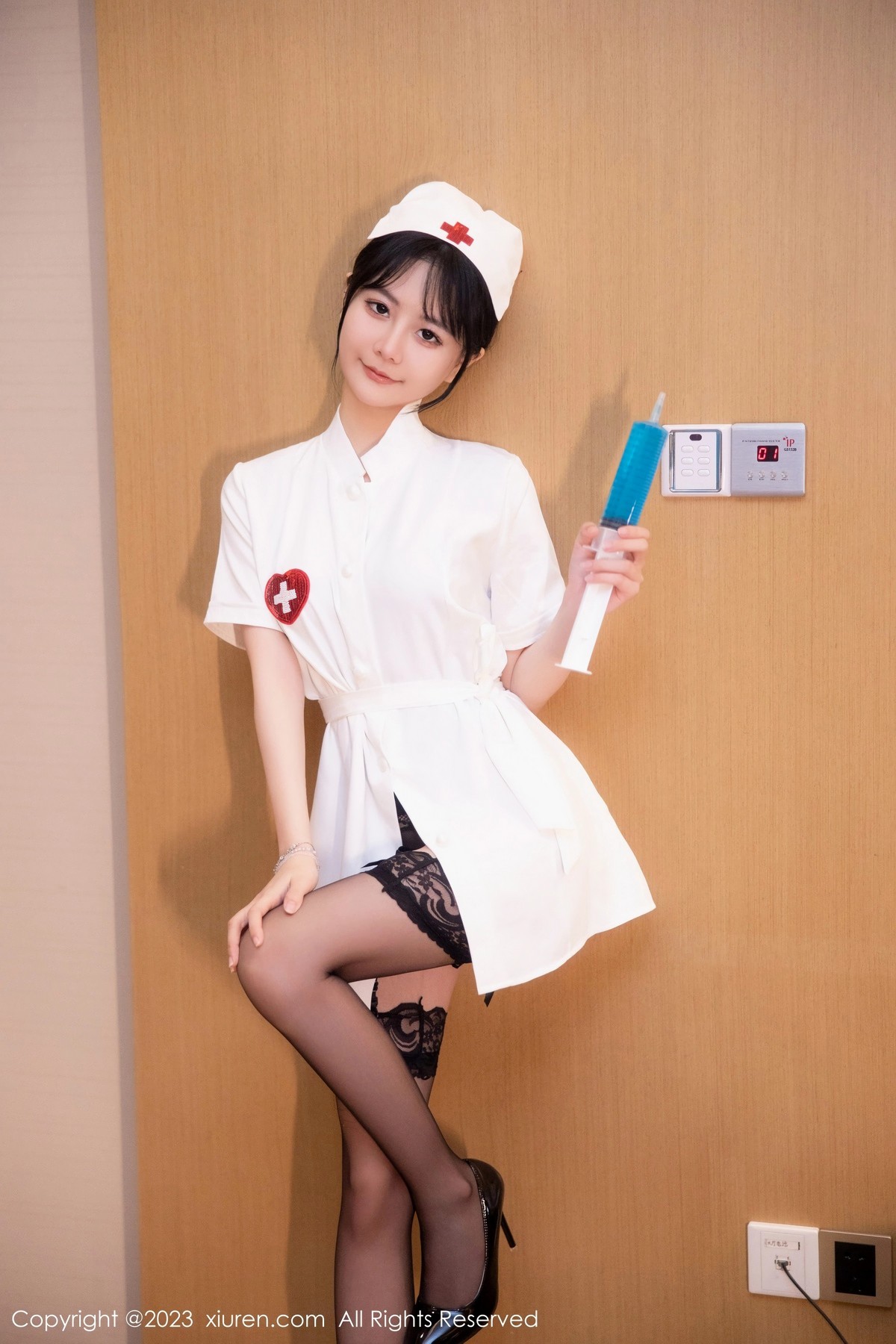 XiuRen第6525期_模特谢小蒽半脱护士服露黑色蕾丝情趣内衣秀惹火身材诱惑写真91PXiuren秀人写真高清美女套图写真下载-看套图看套图