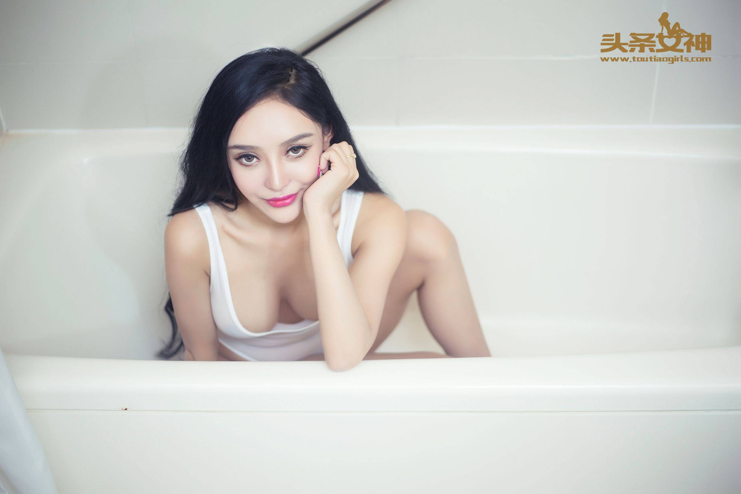 珞可可《极致湿身 白色比基尼》 [头条女神]Xiuren秀人写真高清美女套图写真下载-看套图看套图