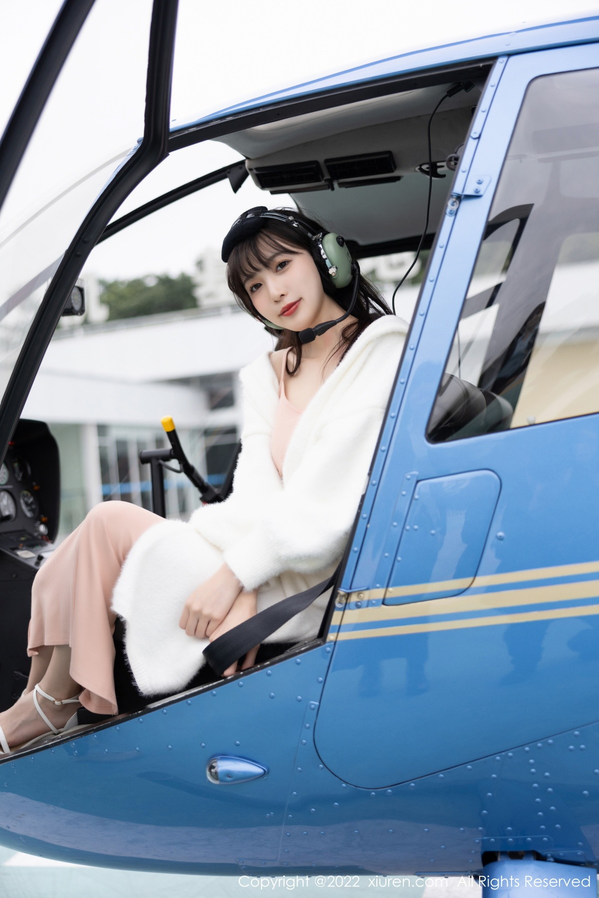 XiuRen第6052期_模特林星阑脱白色长外套露淡红色吊带长裙配原色丝袜迷人写真82PXiuren秀人写真高清美女套图写真下载-看套图看套图