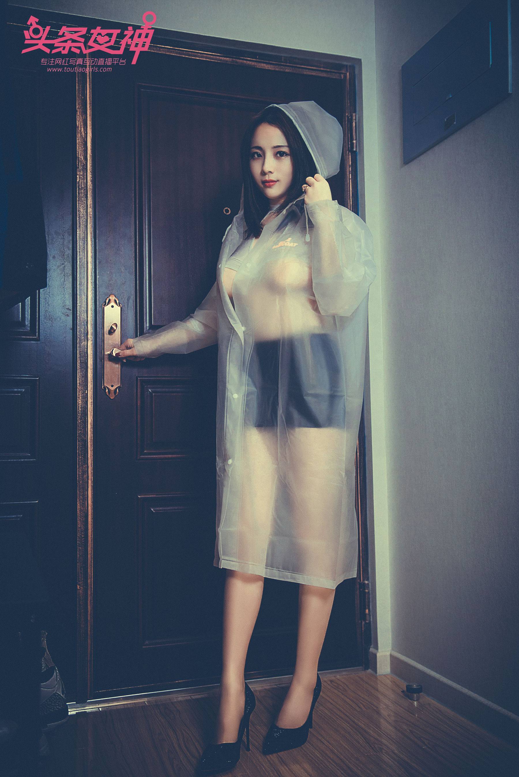 迪爱儿《雨衣修水》 [头条女神Toutiaogirls]Xiuren秀人写真高清美女套图写真下载-看套图看套图