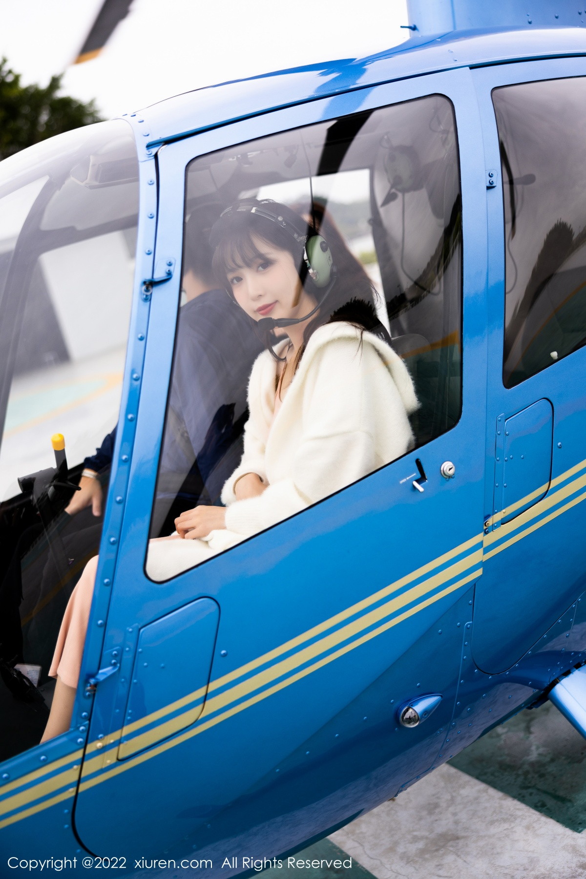 XiuRen第6052期_模特林星阑脱白色长外套露淡红色吊带长裙配原色丝袜迷人写真82PXiuren秀人写真高清美女套图写真下载-看套图看套图