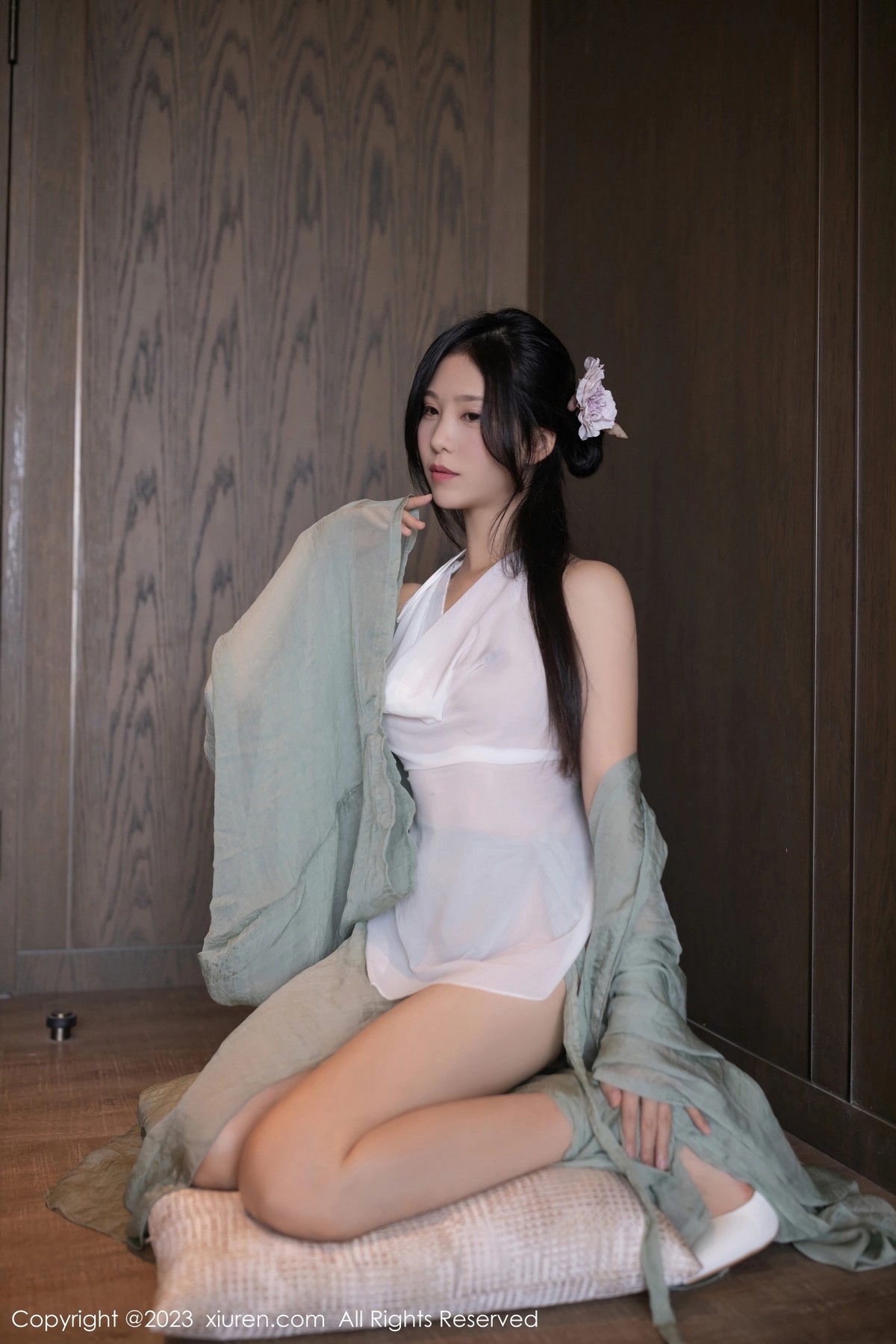 XiuRen第6420期_模特利世性感绿色古装服饰配白色薄纱秀曼妙身姿迷人诱惑写真74PXiuren秀人写真高清美女套图写真下载-看套图看套图