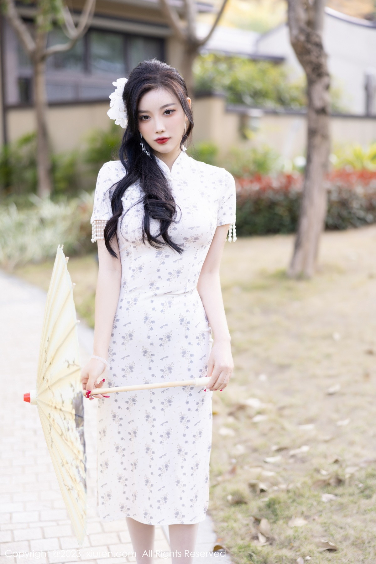 XiuRen第6186期_女神杨晨晨Yome白色带图案旗袍露性感灰色内衣完美诱惑写真86PXiuren秀人写真高清美女套图写真下载-看套图看套图