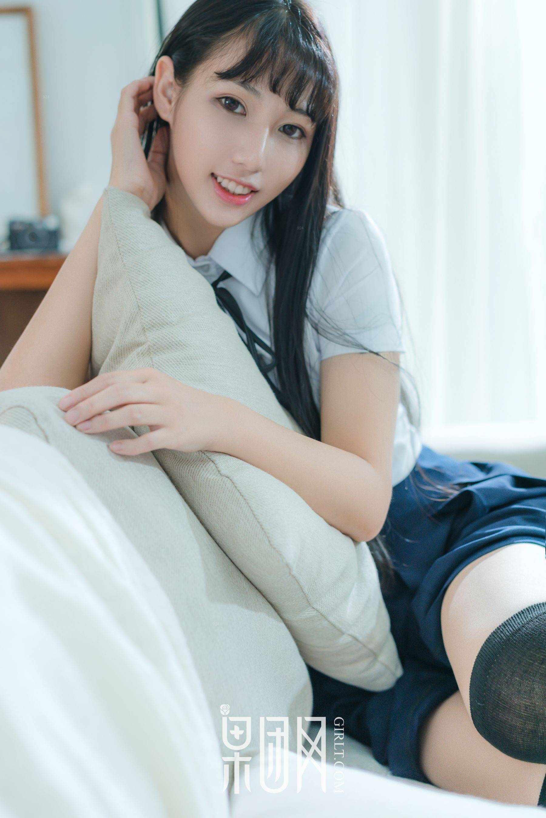 宓兔兔er《日系学生装 香肩翘臀vs裸背美腿》 [果团网Girlt] No.047Xiuren秀人写真高清美女套图写真下载-看套图看套图