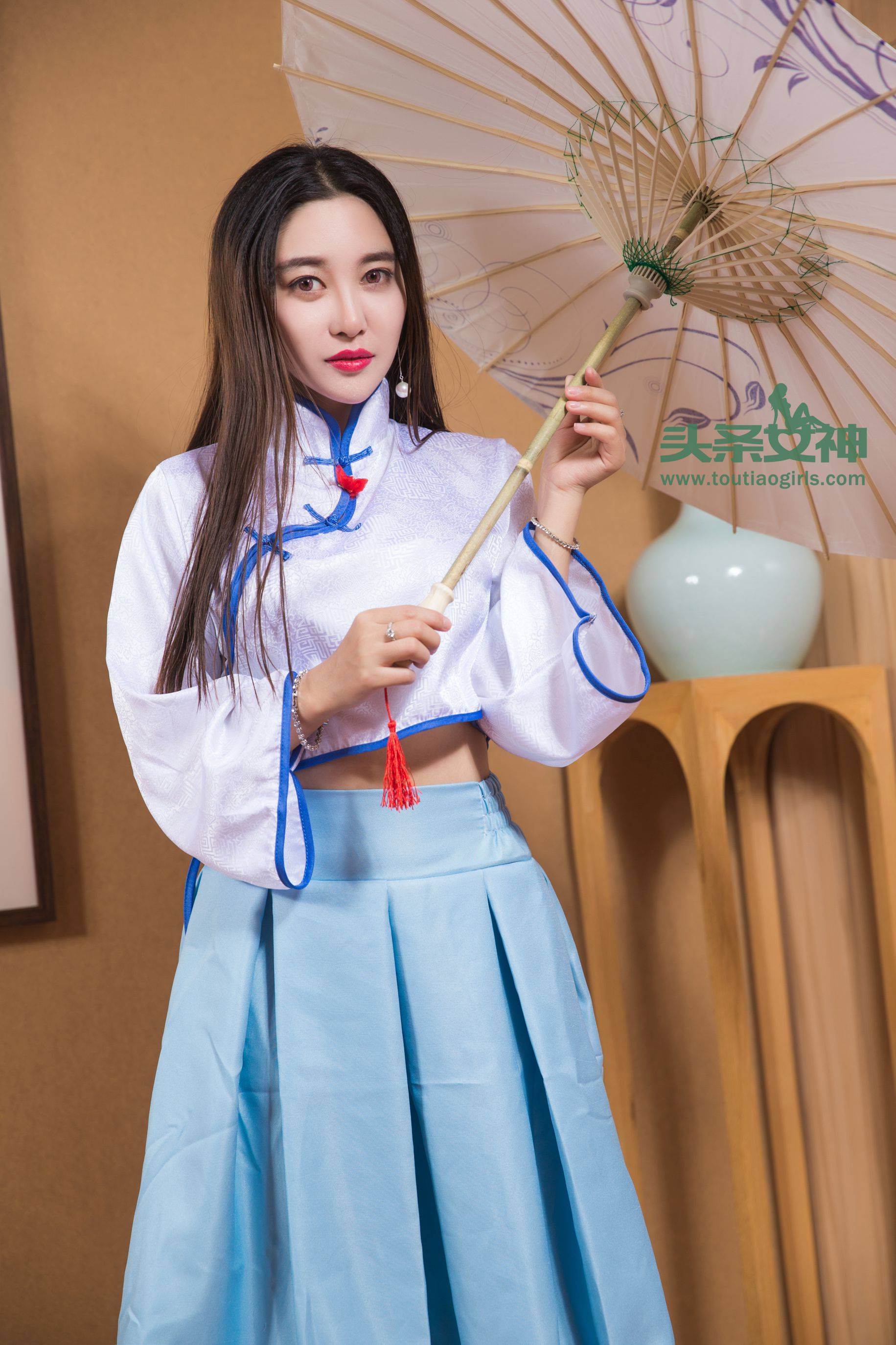 李梓熙《全身解禁 洛天依COS》 [头条女神] VIP专享Xiuren秀人写真高清美女套图写真下载-看套图看套图