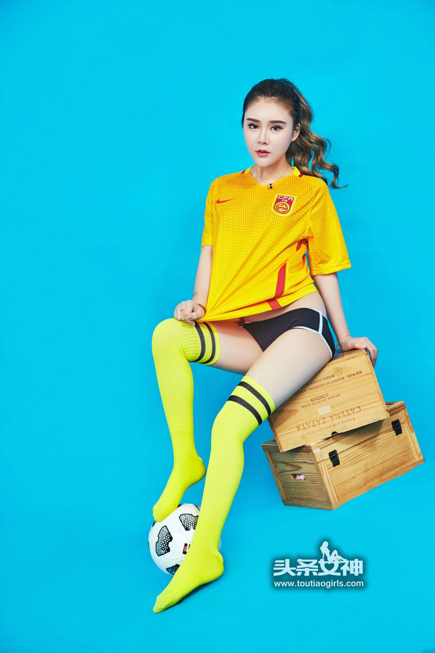 爱丽莎Lisa《国足我爱你》 [头条女神]Xiuren秀人写真高清美女套图写真下载-看套图看套图