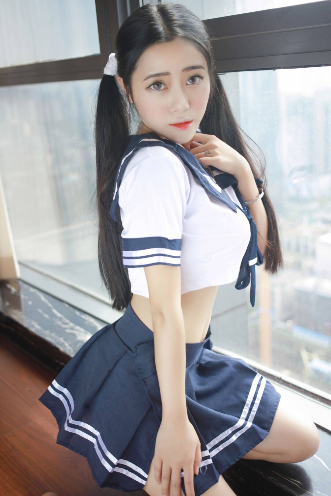 兜豆靓Youlina《3套性感制服系列》 [模范学院MFStar] Vol.032Xiuren秀人写真高清美女套图写真下载-看套图看套图