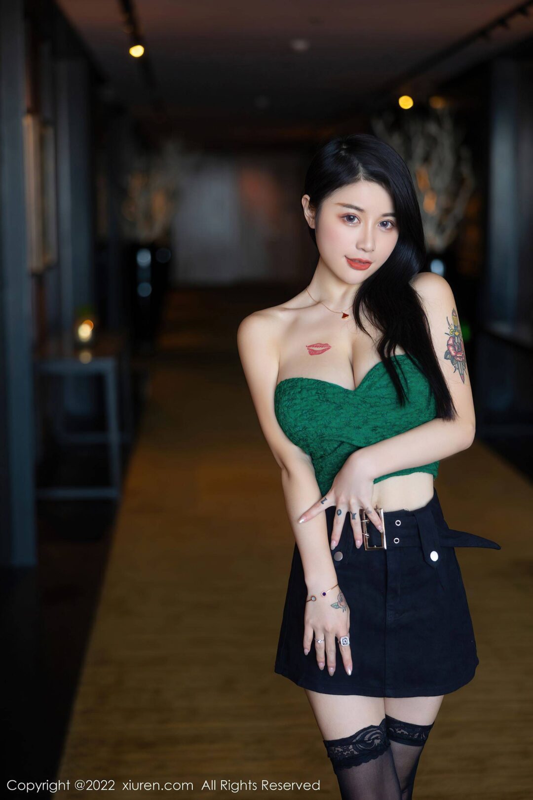 [XiuRen秀人网] No.5455 美七MiaXiuren秀人写真高清美女套图写真下载-看套图看套图