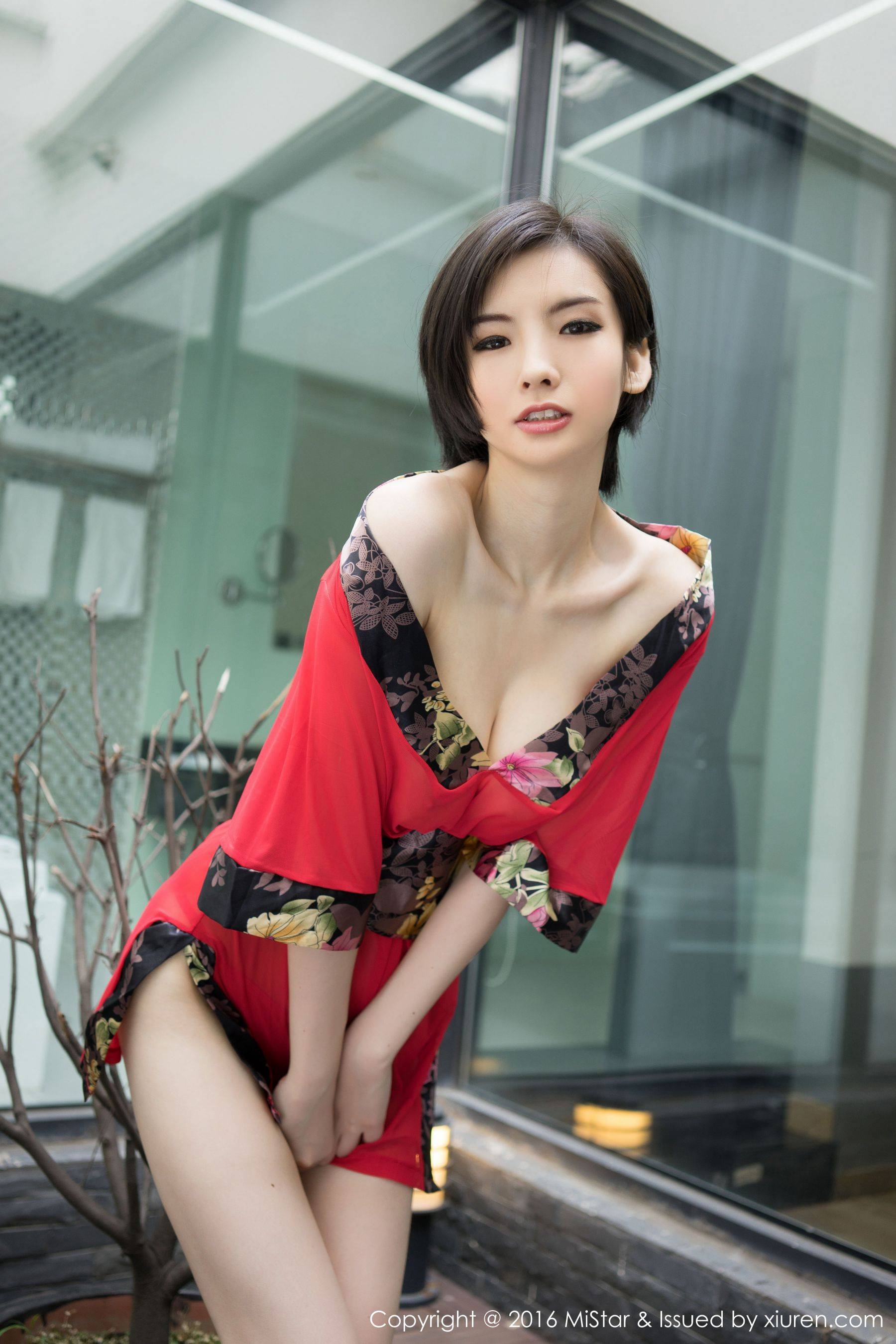 Jenny佳妮《拥有傲人巨乳的短发妹子》 [魅妍社MiStar] Vol.077Xiuren秀人写真高清美女套图写真下载-看套图看套图