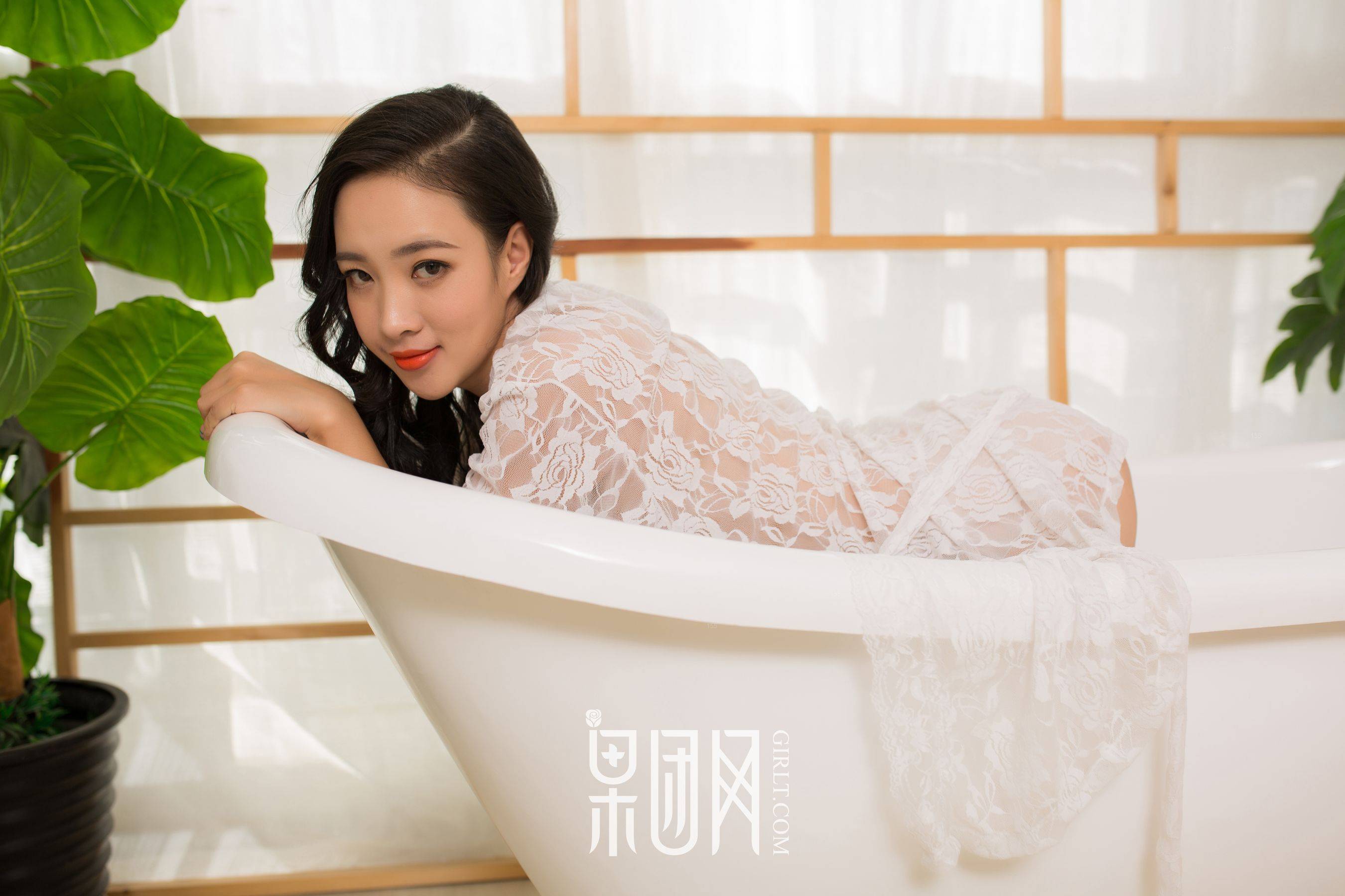 《白色蕾丝&黑色连体网袜》 [果团网Girlt] NO.085Xiuren秀人写真高清美女套图写真下载-看套图看套图