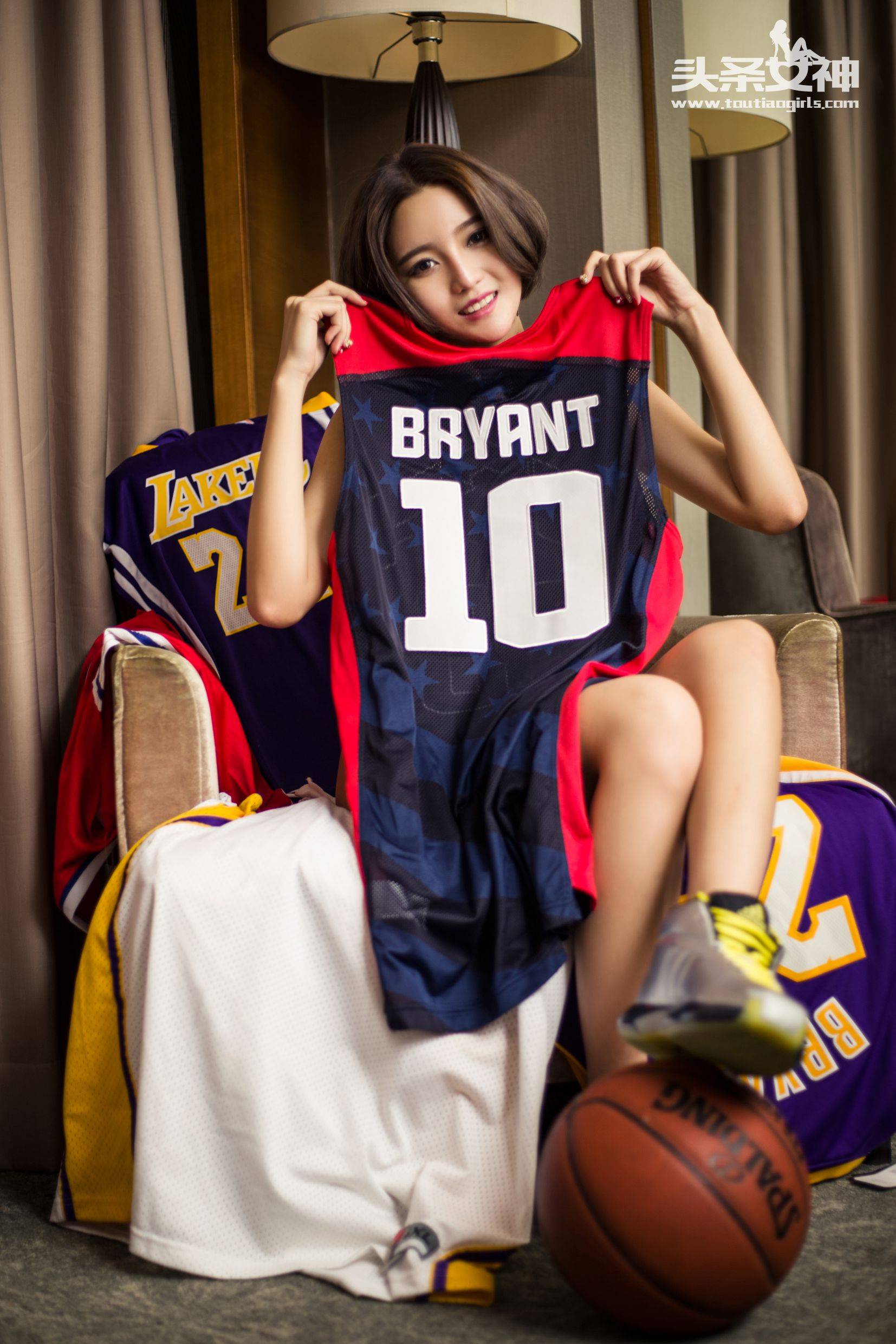 文雪《最美科蜜》 [头条女神]Xiuren秀人写真高清美女套图写真下载-看套图看套图