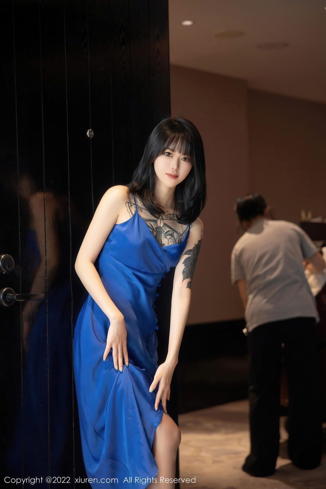 [XiuRen秀人网] No.5165 奶瓶. 吊带裙美腿Xiuren秀人写真高清美女套图写真下载-看套图看套图