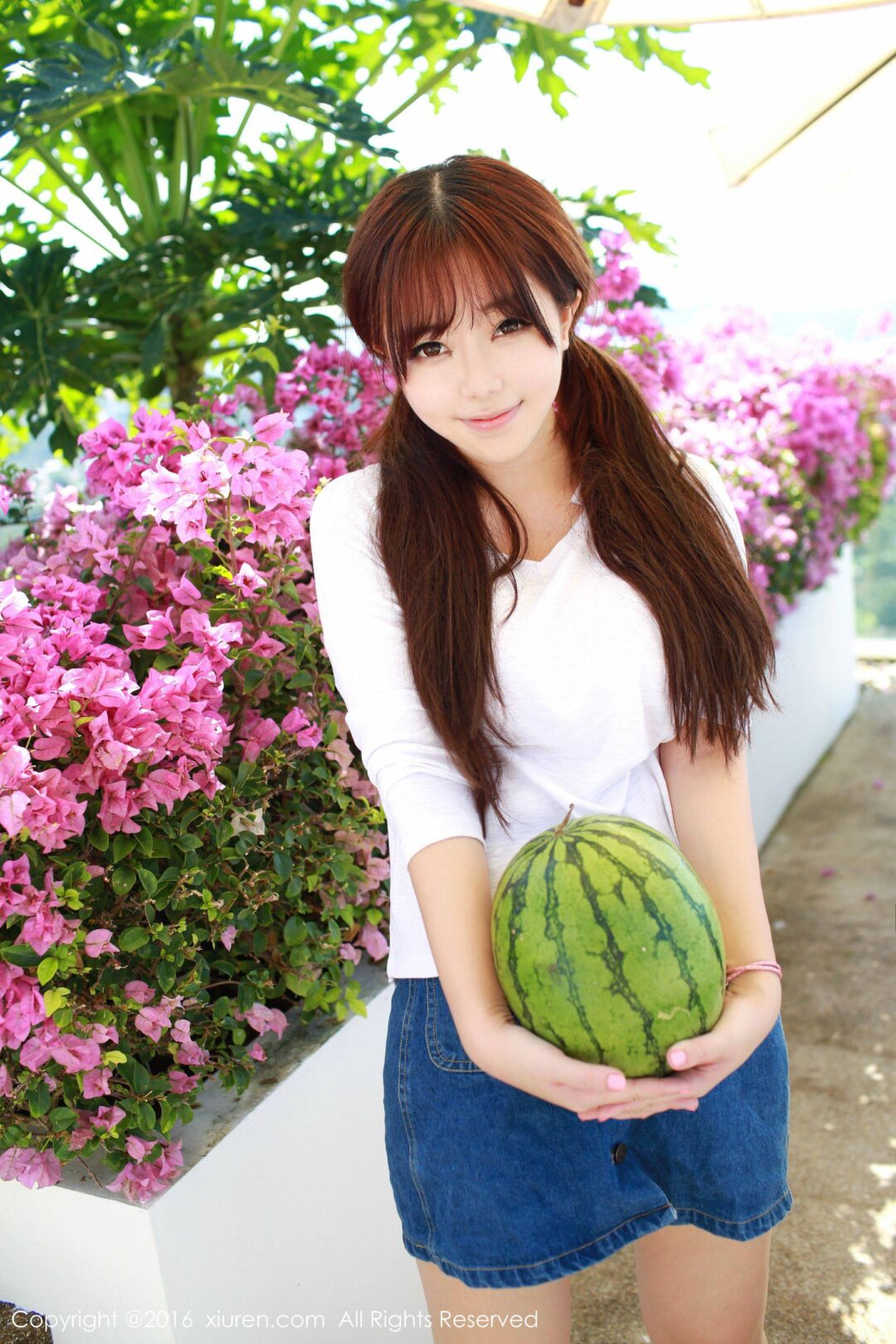 刘飞儿Faye《西瓜+牛仔超短裙+针织内衣》 [秀人网XiuRen] No.490Xiuren秀人写真高清美女套图写真下载-看套图看套图