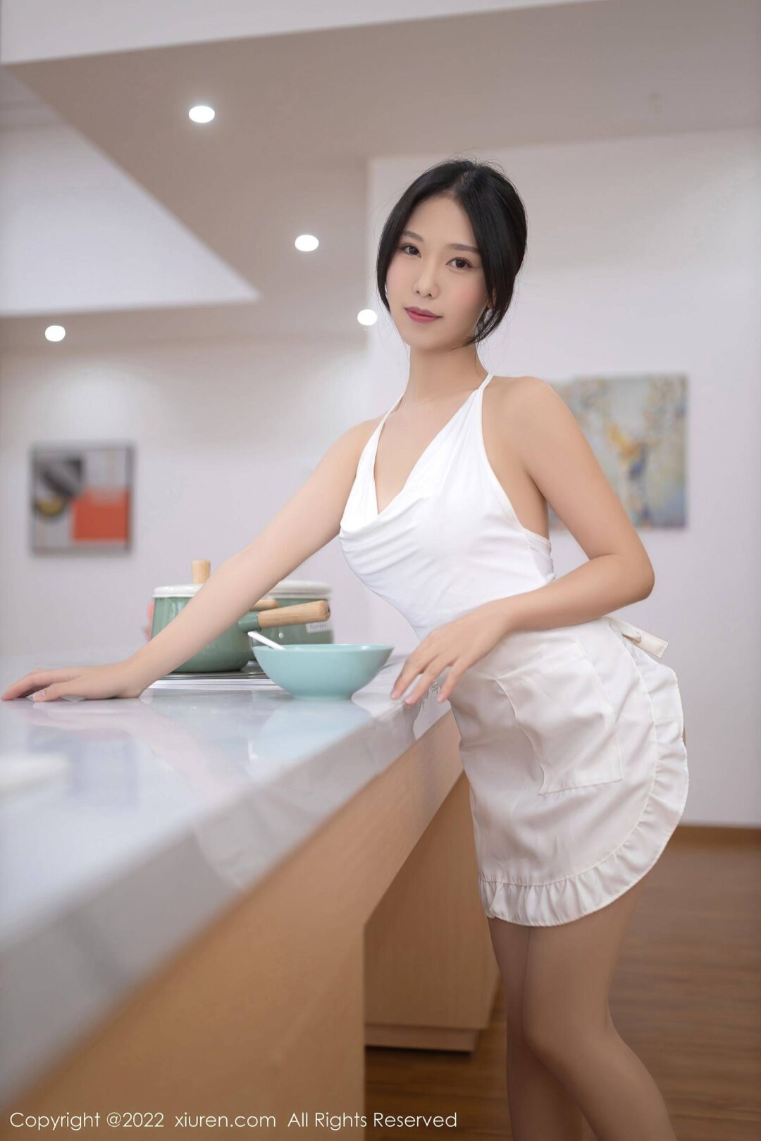 [XiuRen秀人网] No.4861 利世 厨娘美腿写真Xiuren秀人写真高清美女套图写真下载-看套图看套图