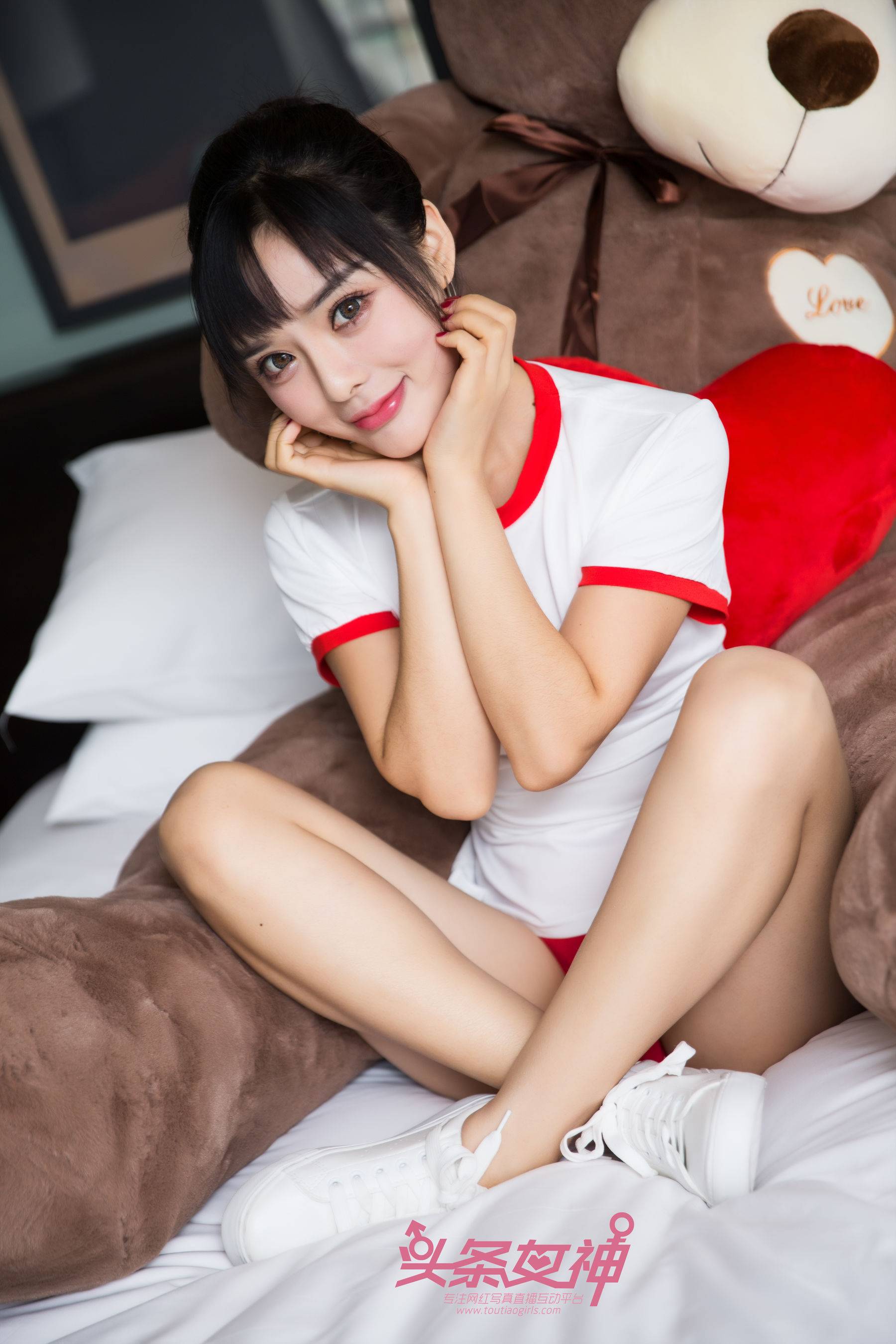 周熙妍《小可爱女孩》 [头条女神Toutiaogirls]Xiuren秀人写真高清美女套图写真下载-看套图看套图