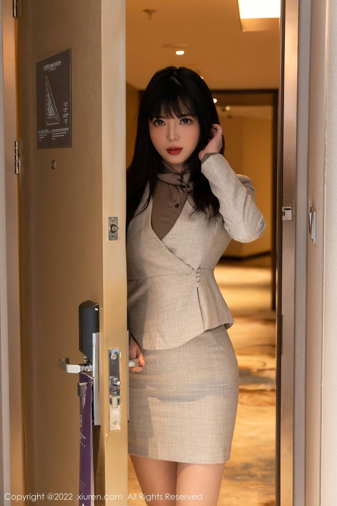 [XiuRen秀人网] No.4689 Arude薇薇 丝袜美腿短裙写真Xiuren秀人写真高清美女套图写真下载-看套图看套图