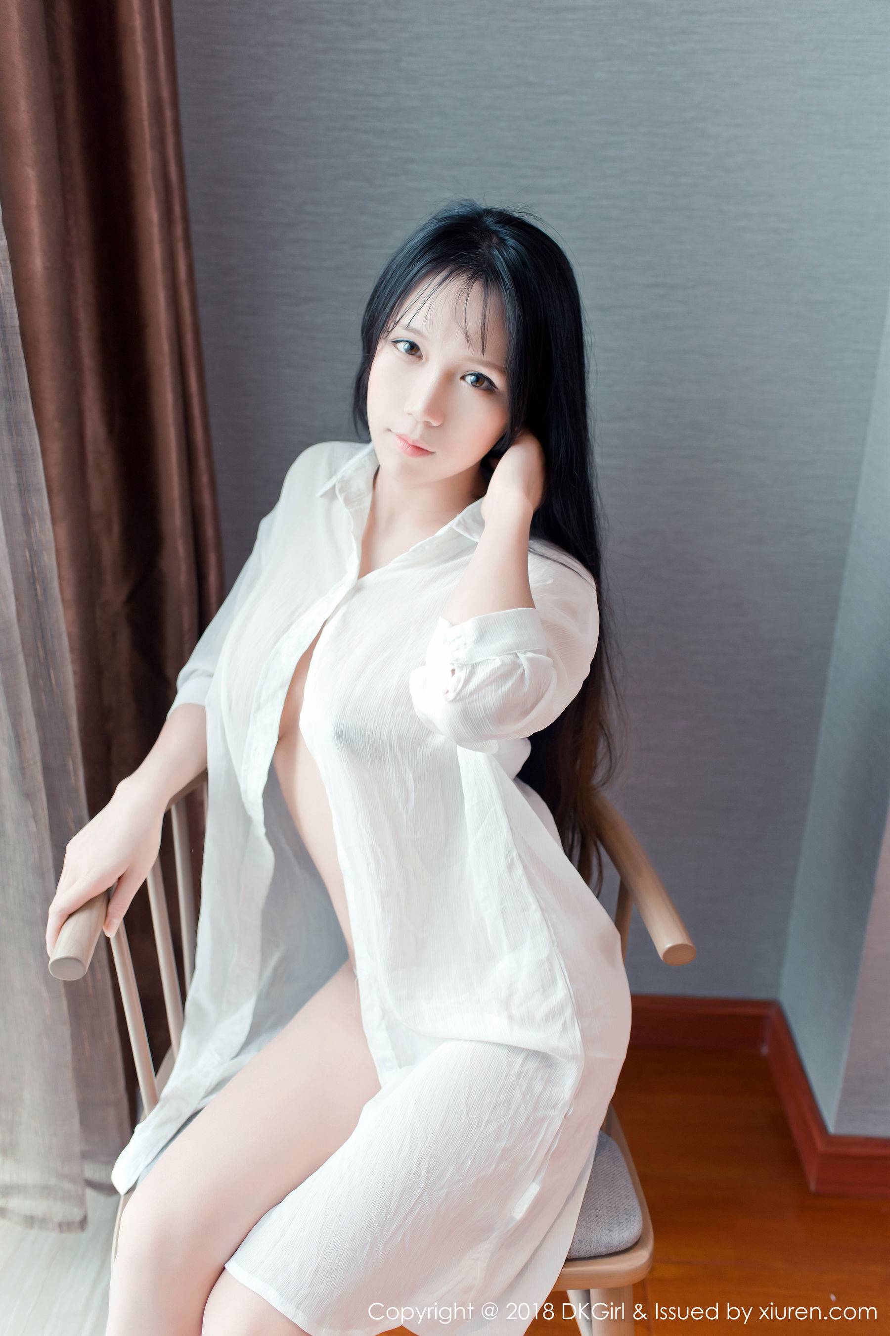 李可可《童颜巨乳，F乳真空演绎》 [御女郎DKGirl] Vol.070Xiuren秀人写真高清美女套图写真下载-看套图看套图
