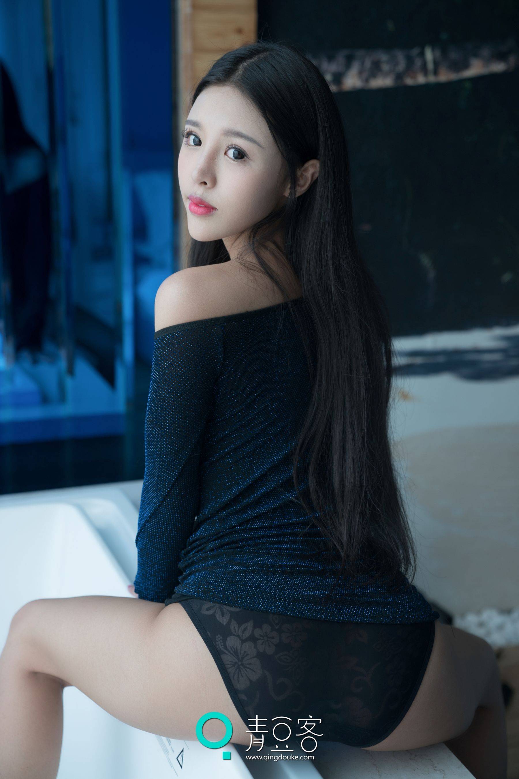 糖果《黑长直少女》 [青豆客]Xiuren秀人写真高清美女套图写真下载-看套图看套图