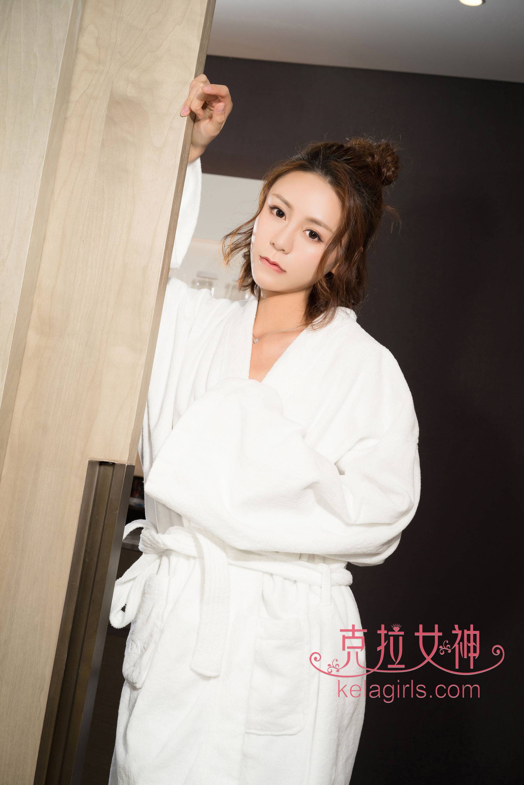昕予《香肩半露》 [克拉女神Kelagirls]Xiuren秀人写真高清美女套图写真下载-看套图看套图