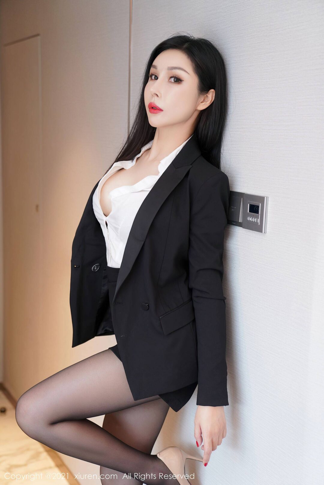 [秀人XIUREN] No.3672 田冰冰Xiuren秀人写真高清美女套图写真下载-看套图看套图