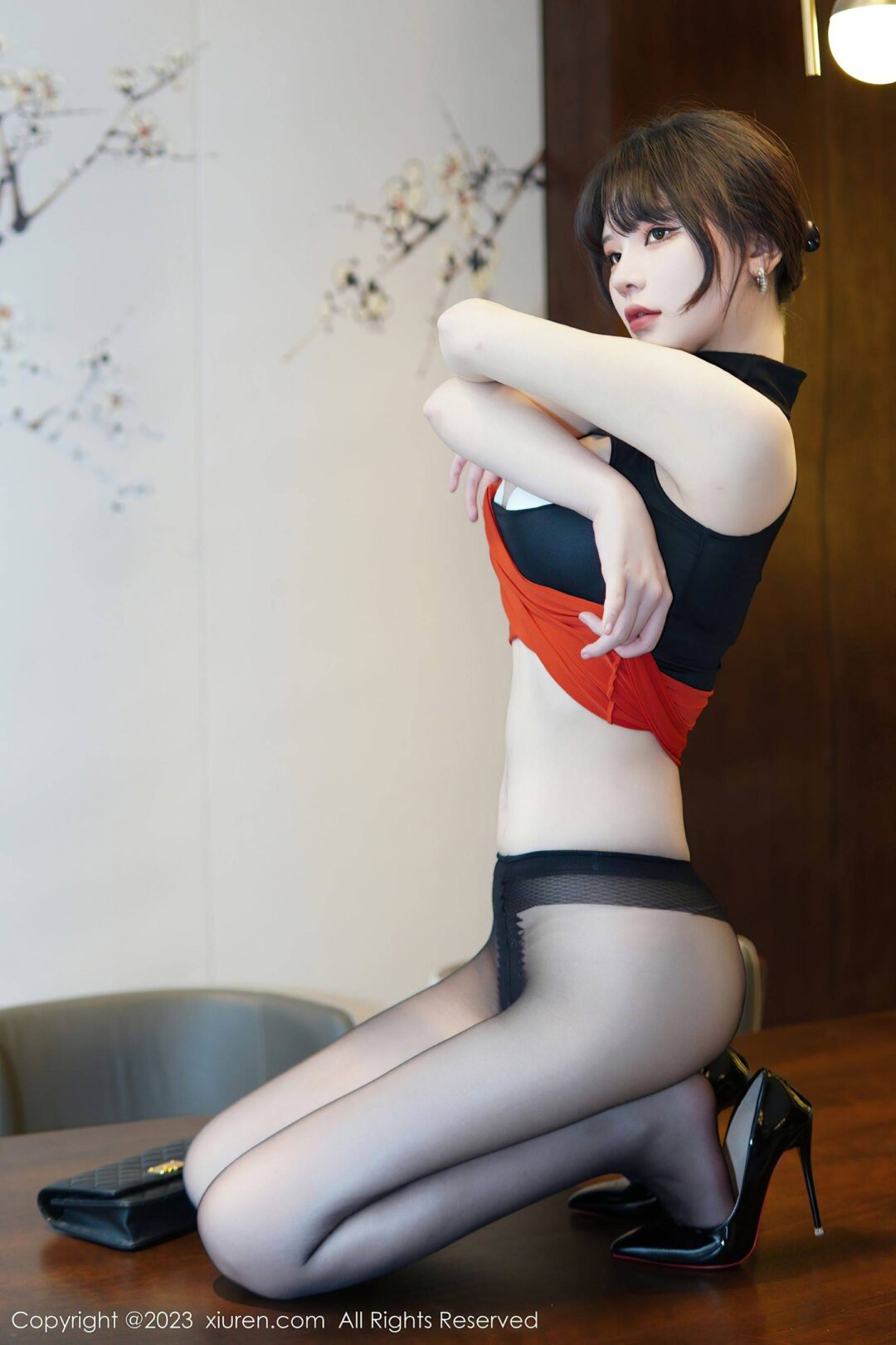 [XiuRen秀人网] No.6075 桃桃子_ 短裙美臀Xiuren秀人写真高清美女套图写真下载-看套图看套图