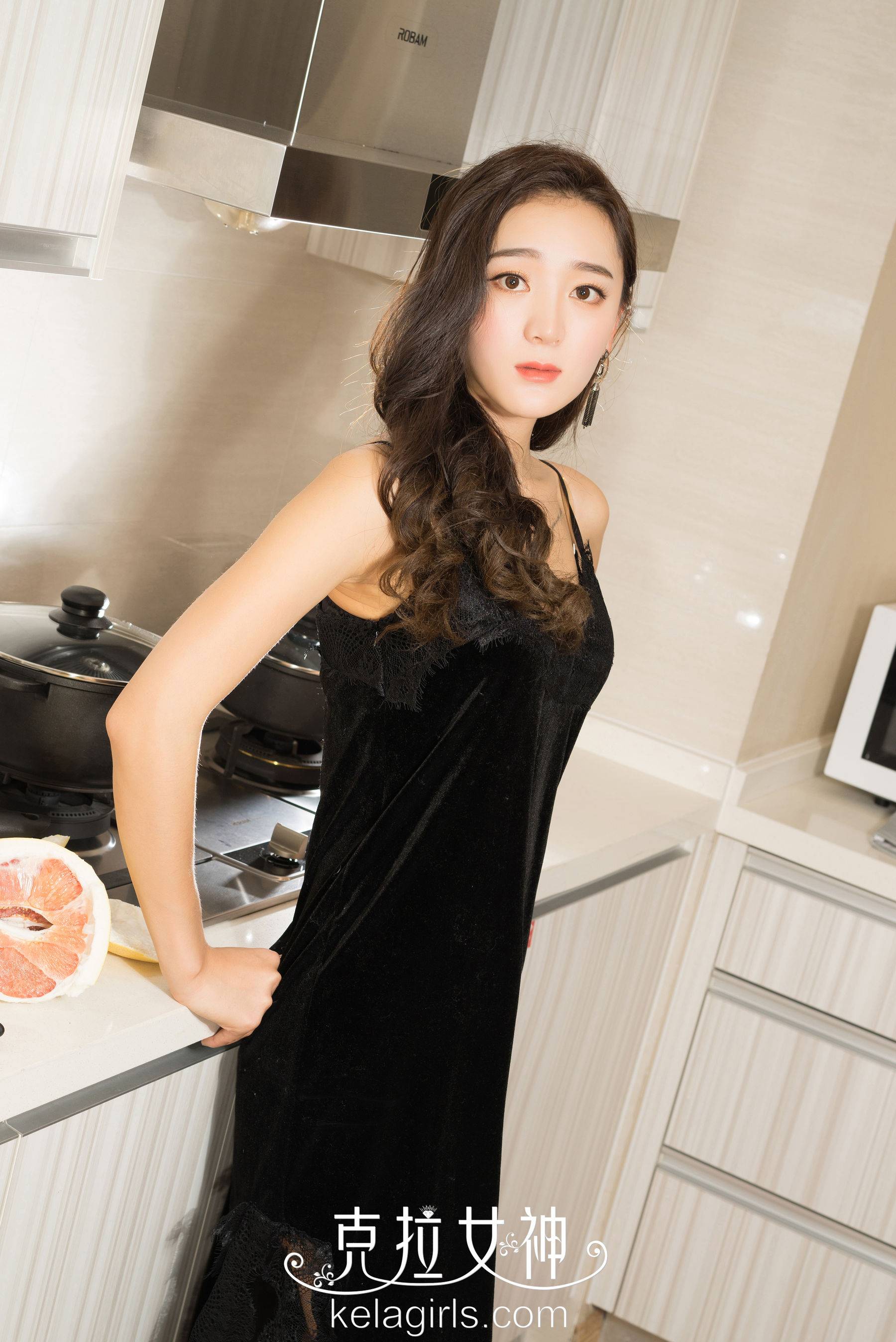 穆雪儿《红太狼》 [克拉女神]Xiuren秀人写真高清美女套图写真下载-看套图看套图