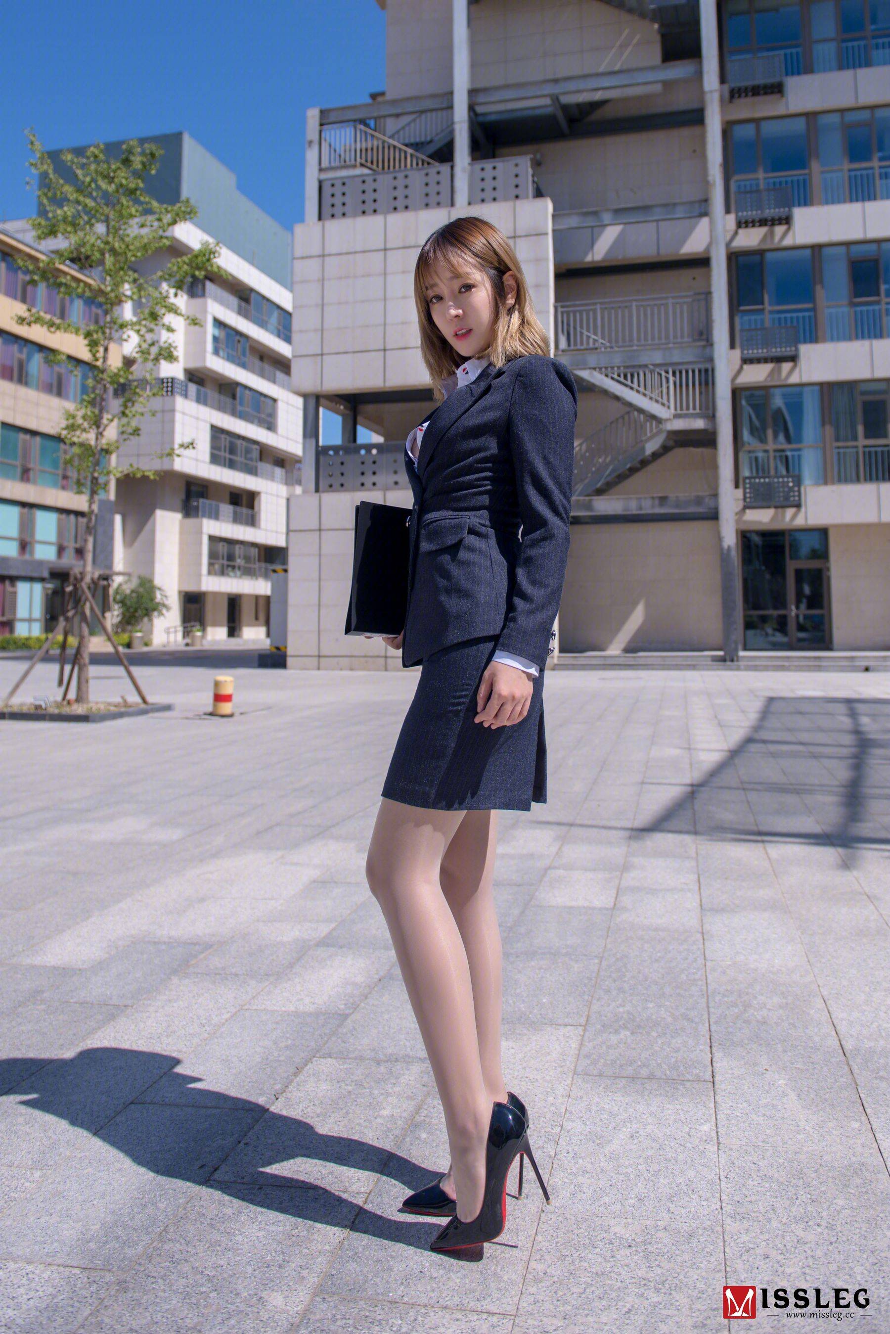 [蜜丝MISSLEG] V003 王语纯 《撕裂的OL》Xiuren秀人写真高清美女套图写真下载-看套图看套图