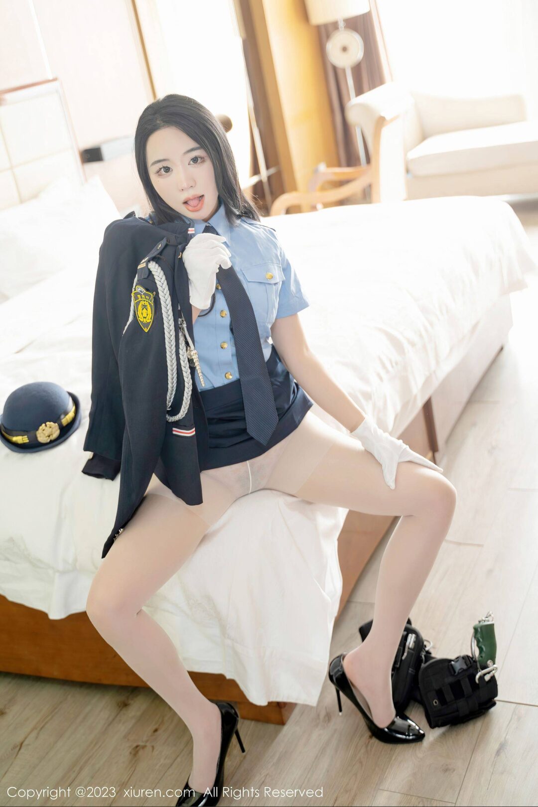 [XiuRen秀人网] No.6497 汐汐爱吃草莓 制服美臀Xiuren秀人写真高清美女套图写真下载-看套图看套图