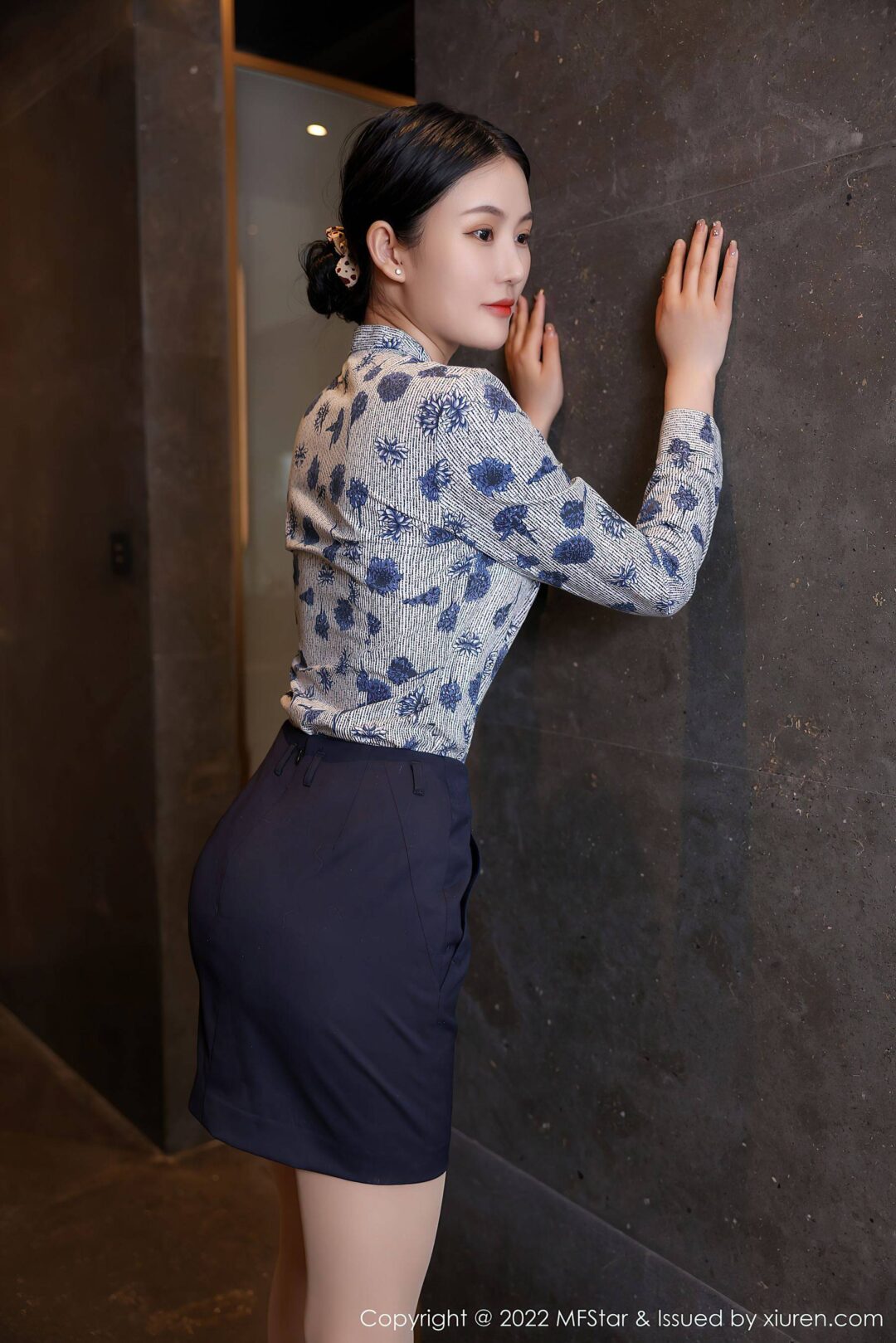 [MFStar模范学院] VOL.569 Ai西西里 制服美腿Xiuren秀人写真高清美女套图写真下载-看套图看套图