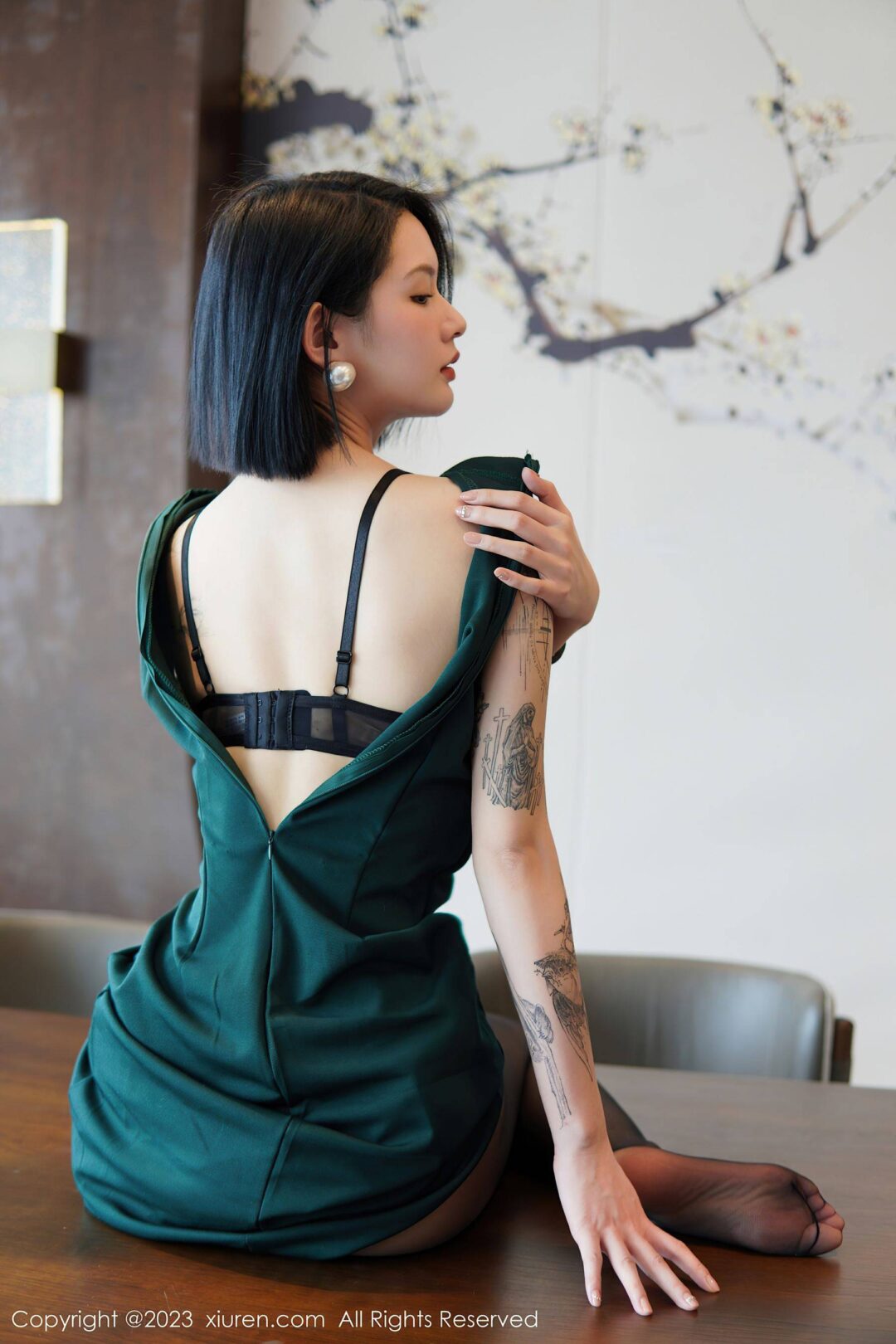 [XiuRen秀人网] No.6205 乔一一 黑丝美腿Xiuren秀人写真高清美女套图写真下载-看套图看套图