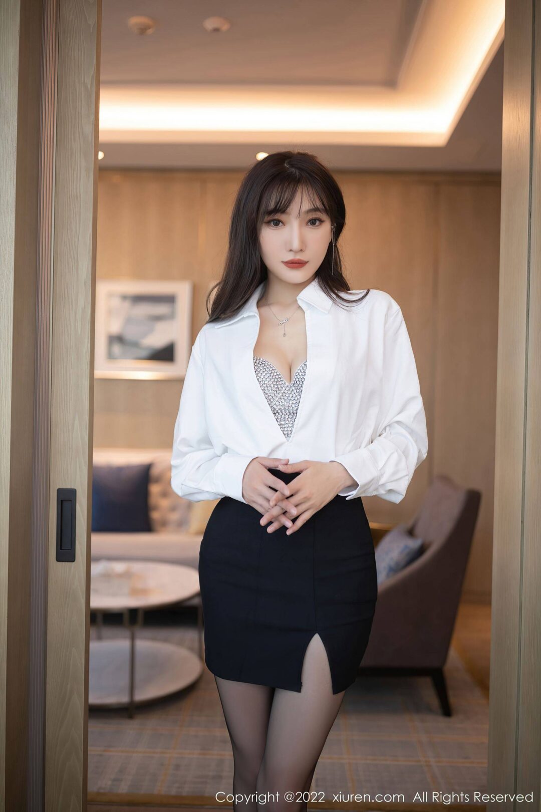 [XiuRen秀人网] No.5940 陆萱萱 黑丝美腿Xiuren秀人写真高清美女套图写真下载-看套图看套图