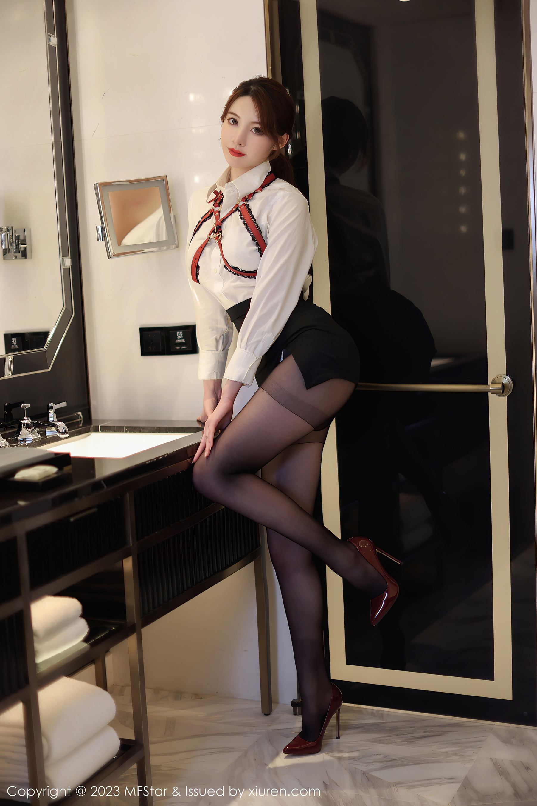 [MFStar模范学院] VOL.615 yoo优优 黑丝美臀Xiuren秀人写真高清美女套图写真下载-看套图看套图