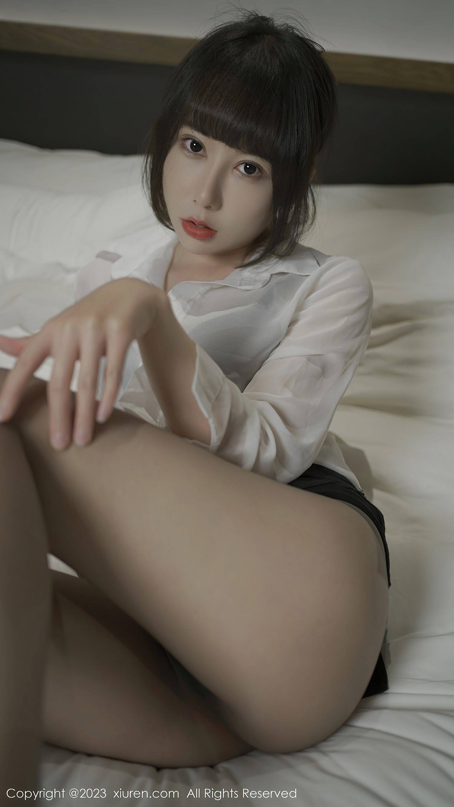 [XiuRen秀人网] No.6776 夏馨瑶 黑丝短裙Xiuren秀人写真高清美女套图写真下载-看套图看套图