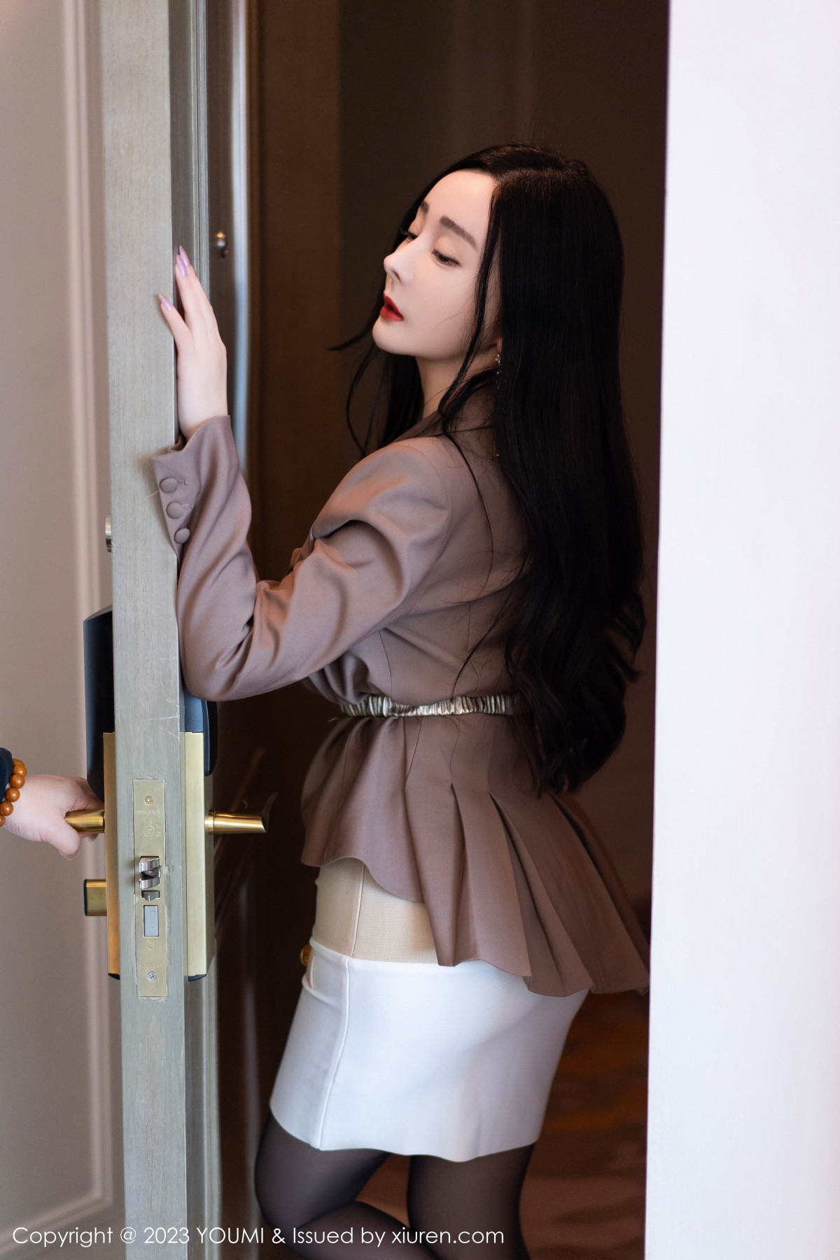 [YouMi尤蜜荟]Vol.950_模特允爾性感咖啡色上衣配白短裙露超薄黑丝秀丰满身材诱惑写真73PXiuren秀人写真高清美女套图写真下载-看套图最新发布论坛Xiuren秀人写真高清美女套图写真下载-看套图免费套图Xiuren秀人写真高清美女套图写真下载-看套图看套图